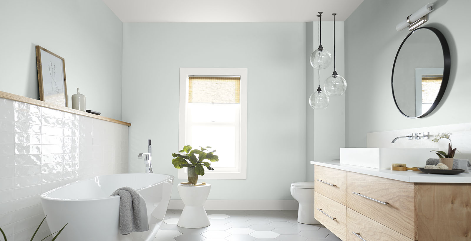 salle de bain blanc moderne décontractée et sereine