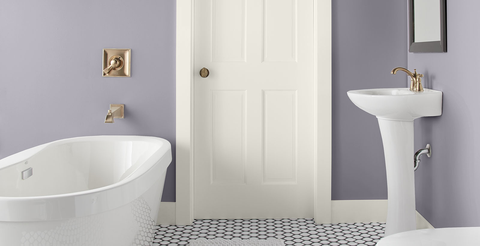 salle de bain mauve classique décontractée et sereine