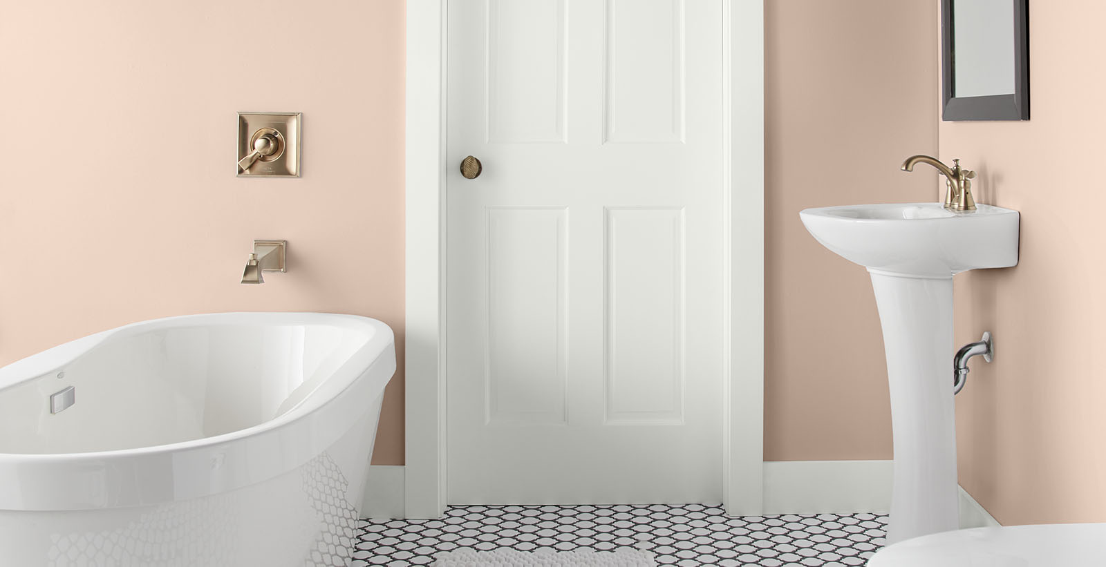 salle de bain rouge classique décontractée et sereine