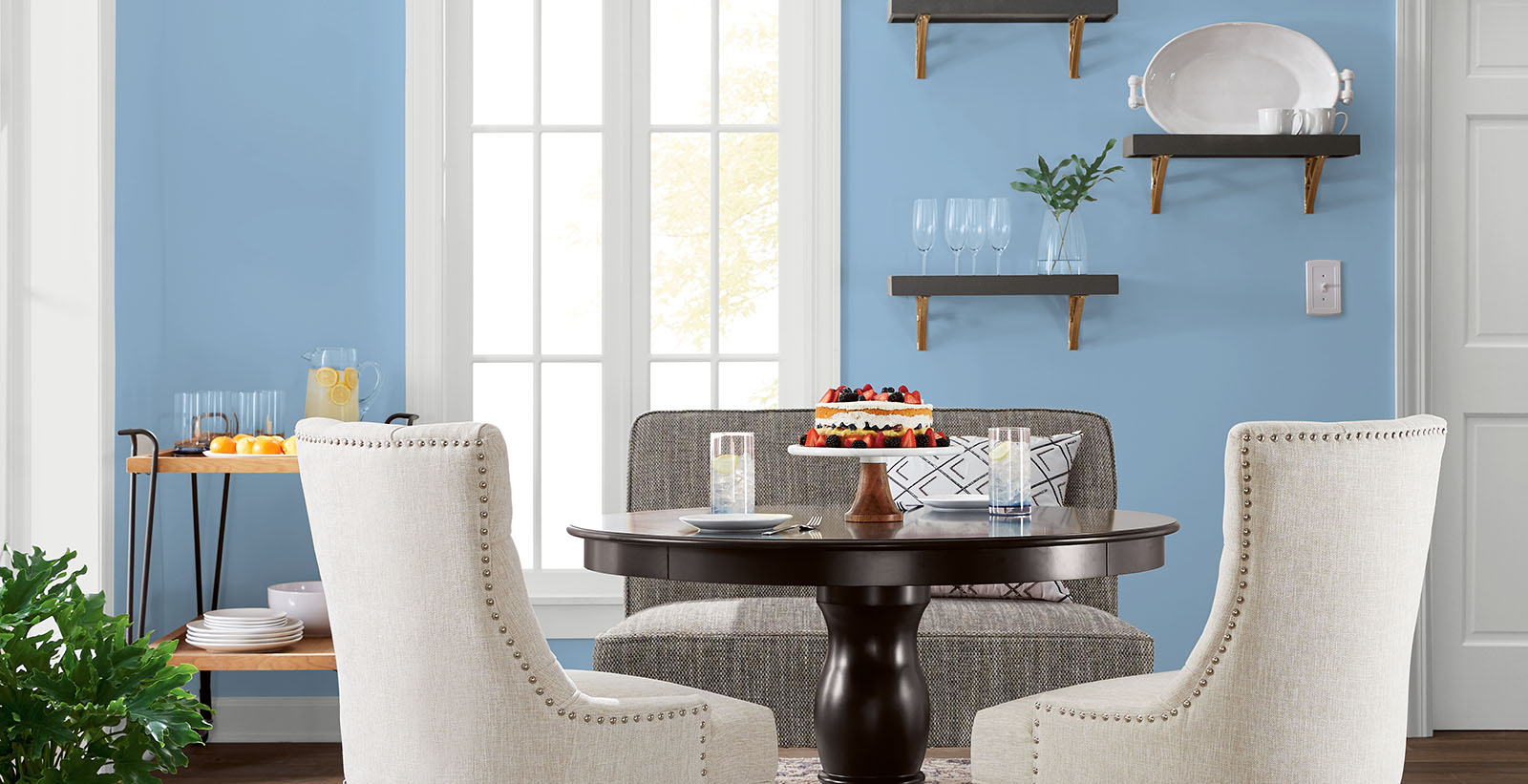 salle à manger bleu classique gaie et conviviale