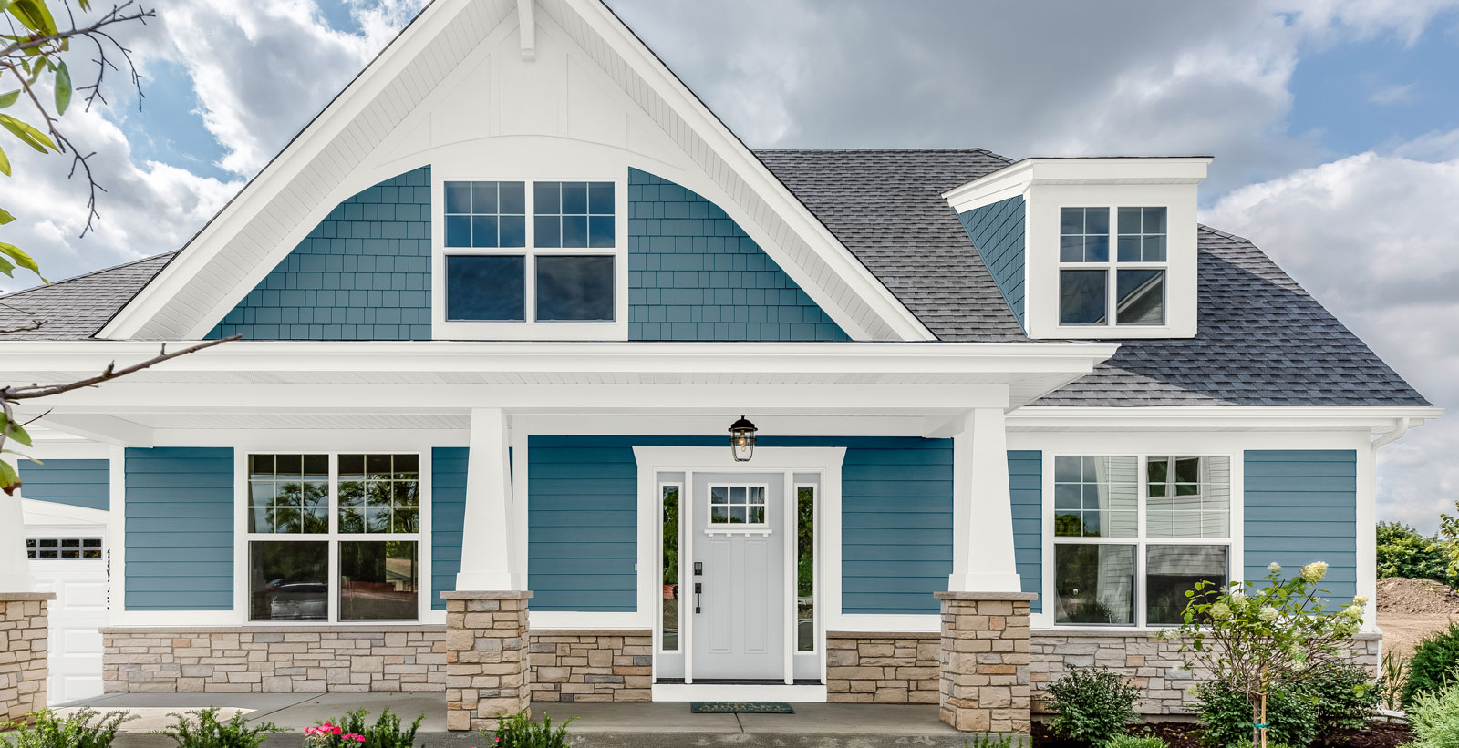 extérieur de maison bungalow de rêve à tons froids