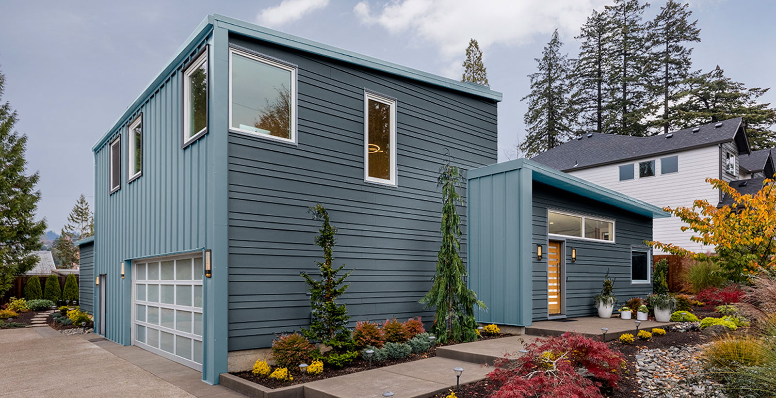 extérieur de maison magnétique et moderne à tons froids