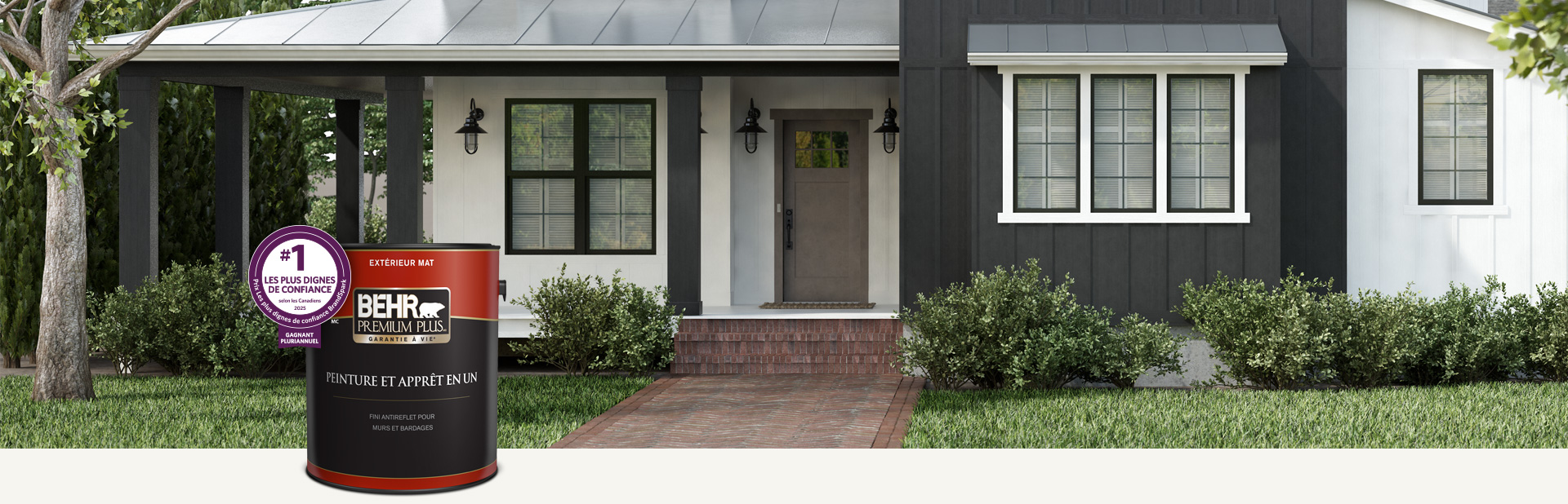 Version mobile d'un extérieur de maison noir et blanc avec un contenant de peinture extérieure Behr Premium Plus fini mat au premier plan