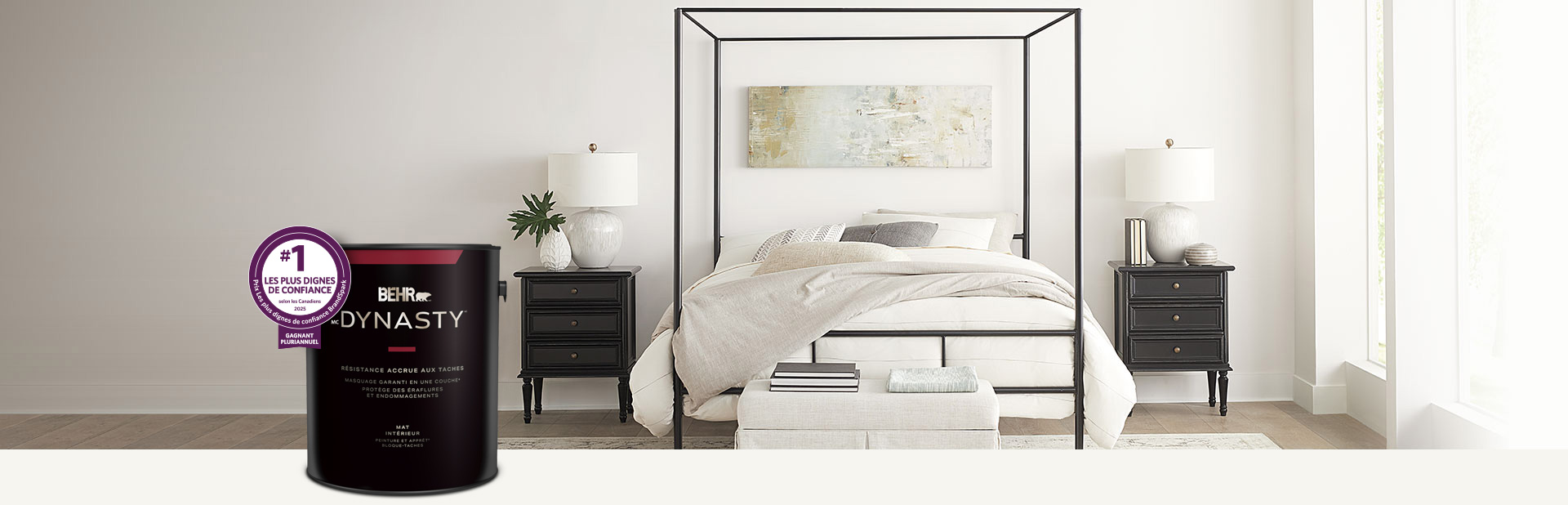 Une chambre blanche avec un contenant de peinture intérieure fini mat Behr Dynasty au premier plan.