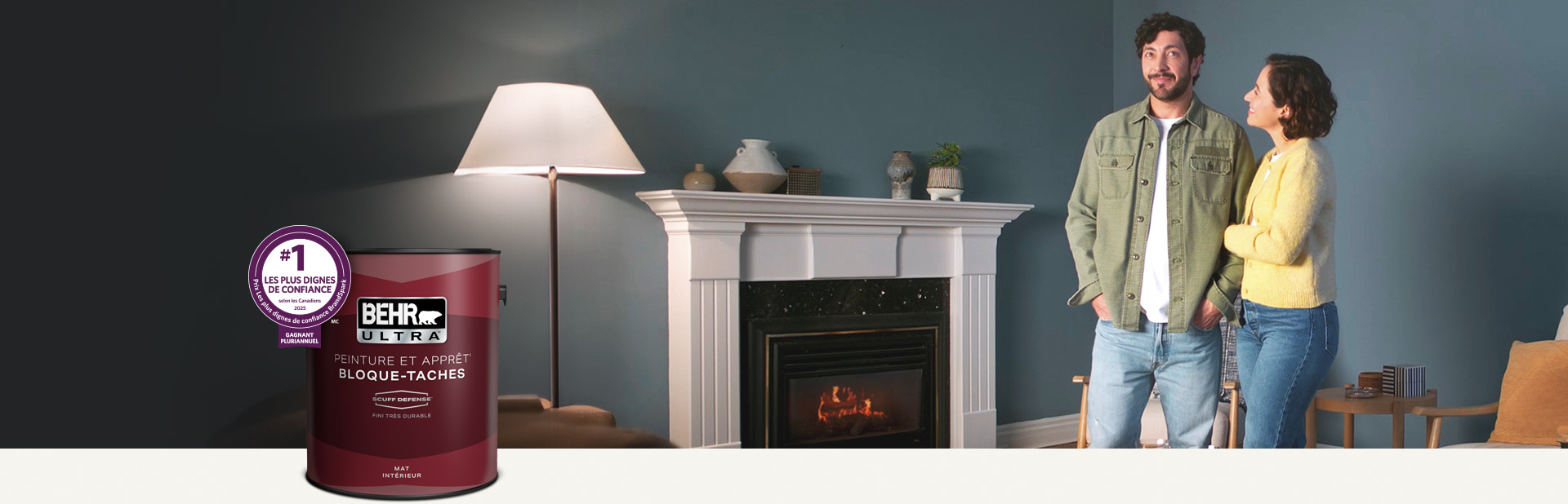 Salon avec un mur de couleur pêche pâle et un contenant de peinture intérieure mate Behr Ultra au premier plan