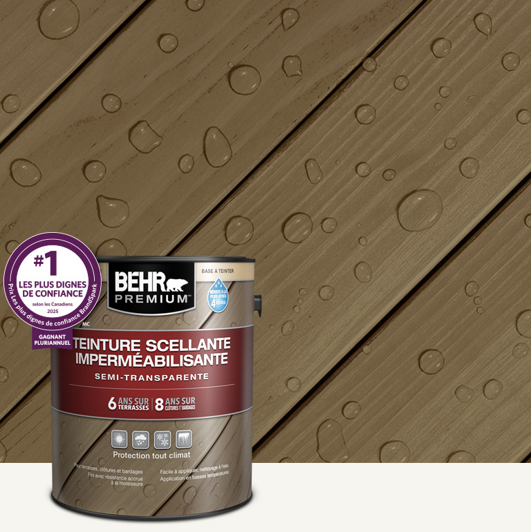 Version mobile d'un contenant de teinture semi-transparente pour bois Behr Premium avec une terrasse en bois en arrière-plan