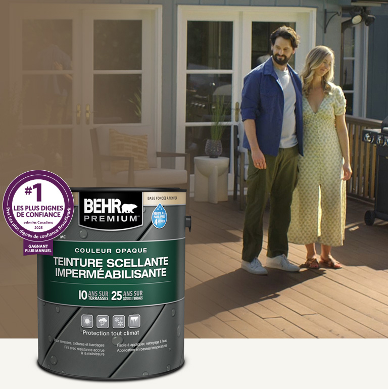 Version mobile d'un contenant de teinture semi-transparente pour bois Behr Premium avec une terrasse en bois en arrière-plan