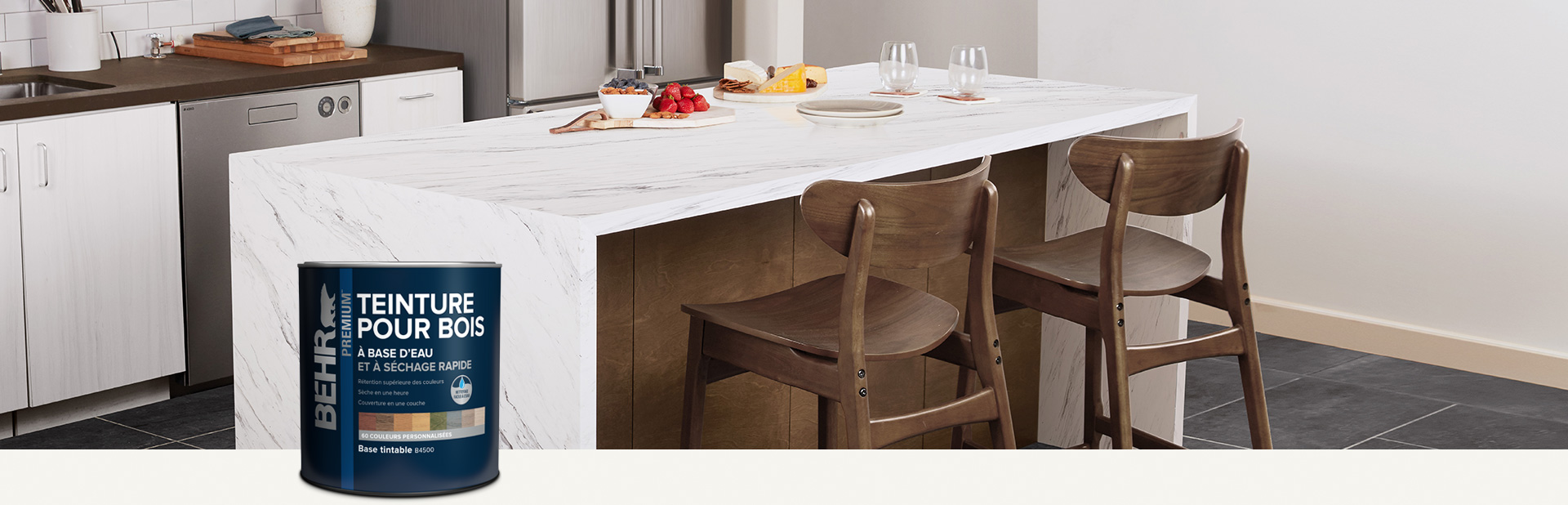 Un contenant de teinture intérieure pour bois à base d'eau et à séchage rapide avec une cuisine en arrière-plan