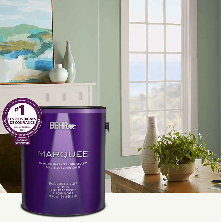 Version mobile d'un salon peint en peinture d'intérieur Marquee avec un couple souriant en arrière-plan