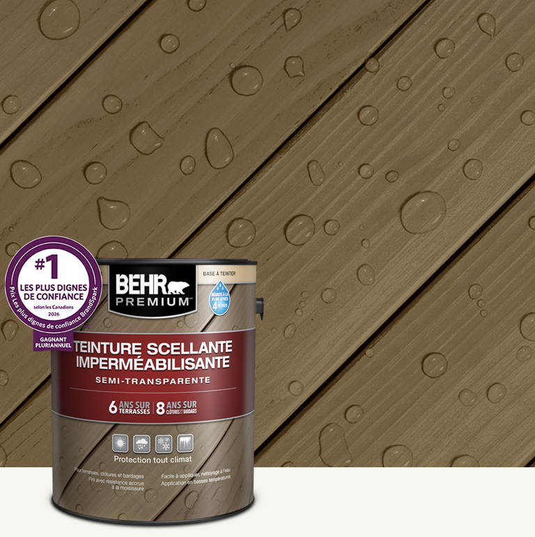 Version mobile d'un contenant de teinture semi-transparente pour bois Behr Premium avec une terrasse en bois en arrière-plan