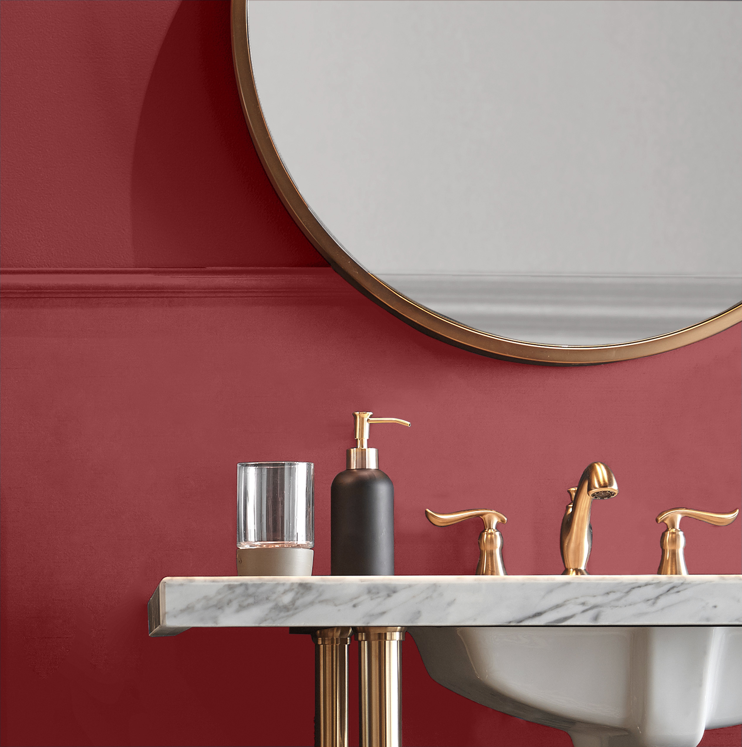 Une petite salle d'eau élégante peinturée en un rouge appelé Punch aux airelles. La quincaillerie est fabriquée dans une couleur métallique chaude.