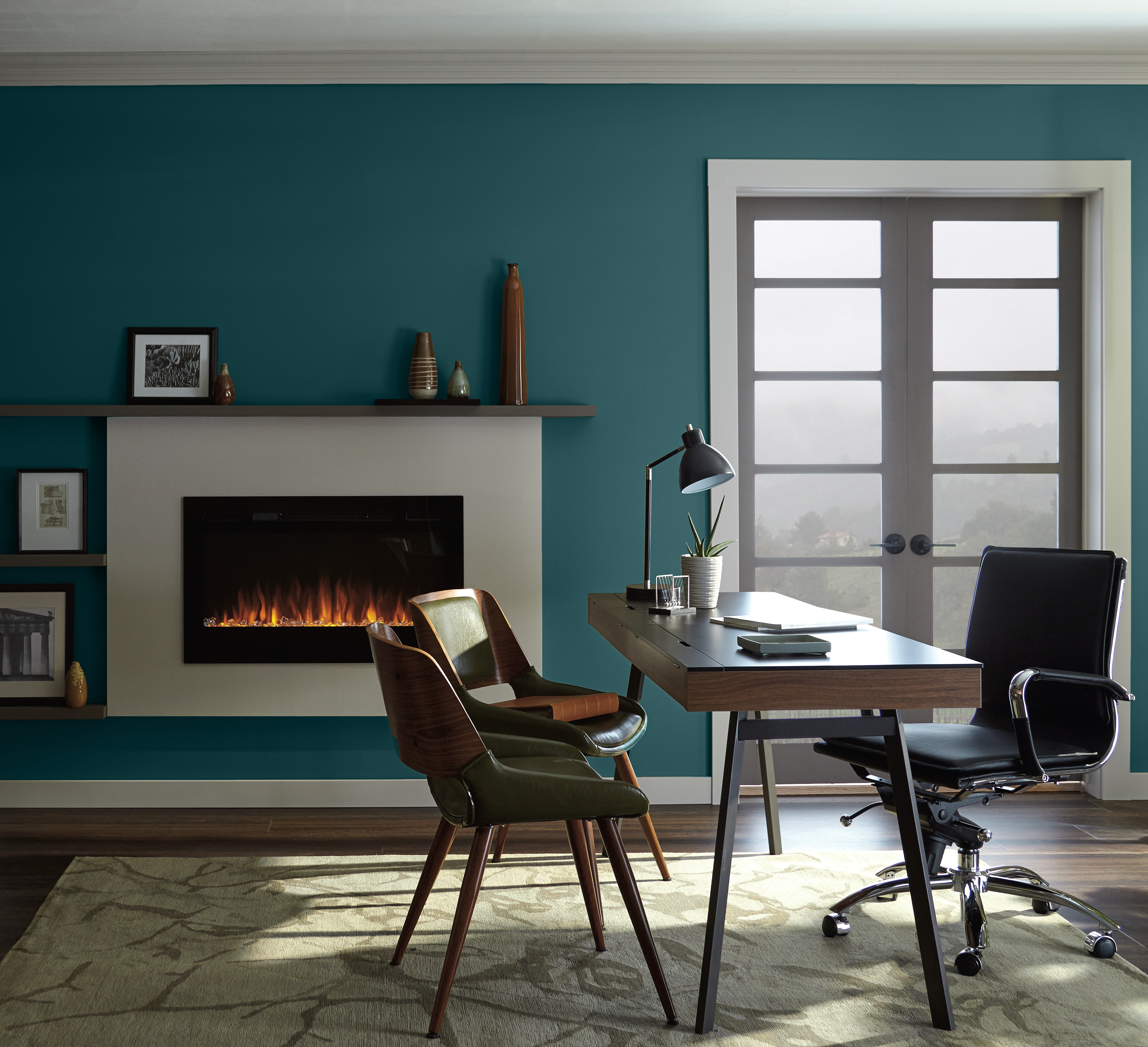 Un bureau contemporain avec un foyer. Les meubles utilisés dans la pièce ont un style rétro. Il y a aussi une double porte en bois et en verre qui permet d'apercevoir un paysage vert et brumeux.