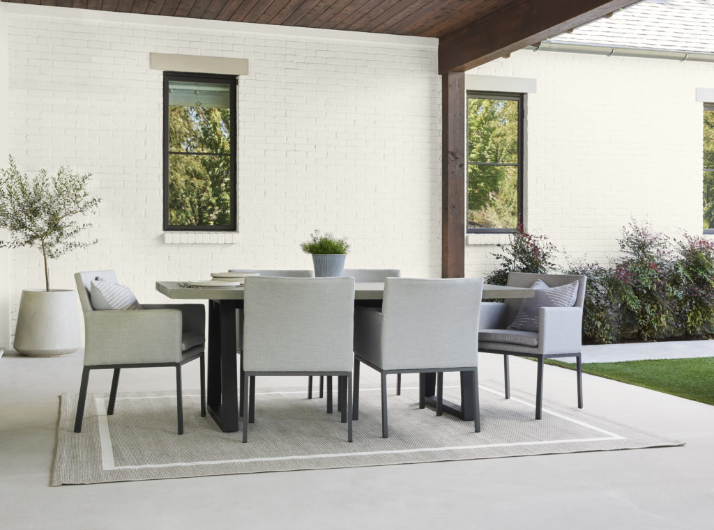 Un patio couvert et un mur de briques blanches constituent un arrière-plan idéal pour une salle à manger extérieure. Toile vierge est une couleur neutre et claire qui confère un aspect épuré à tout salon ou salle à manger. 