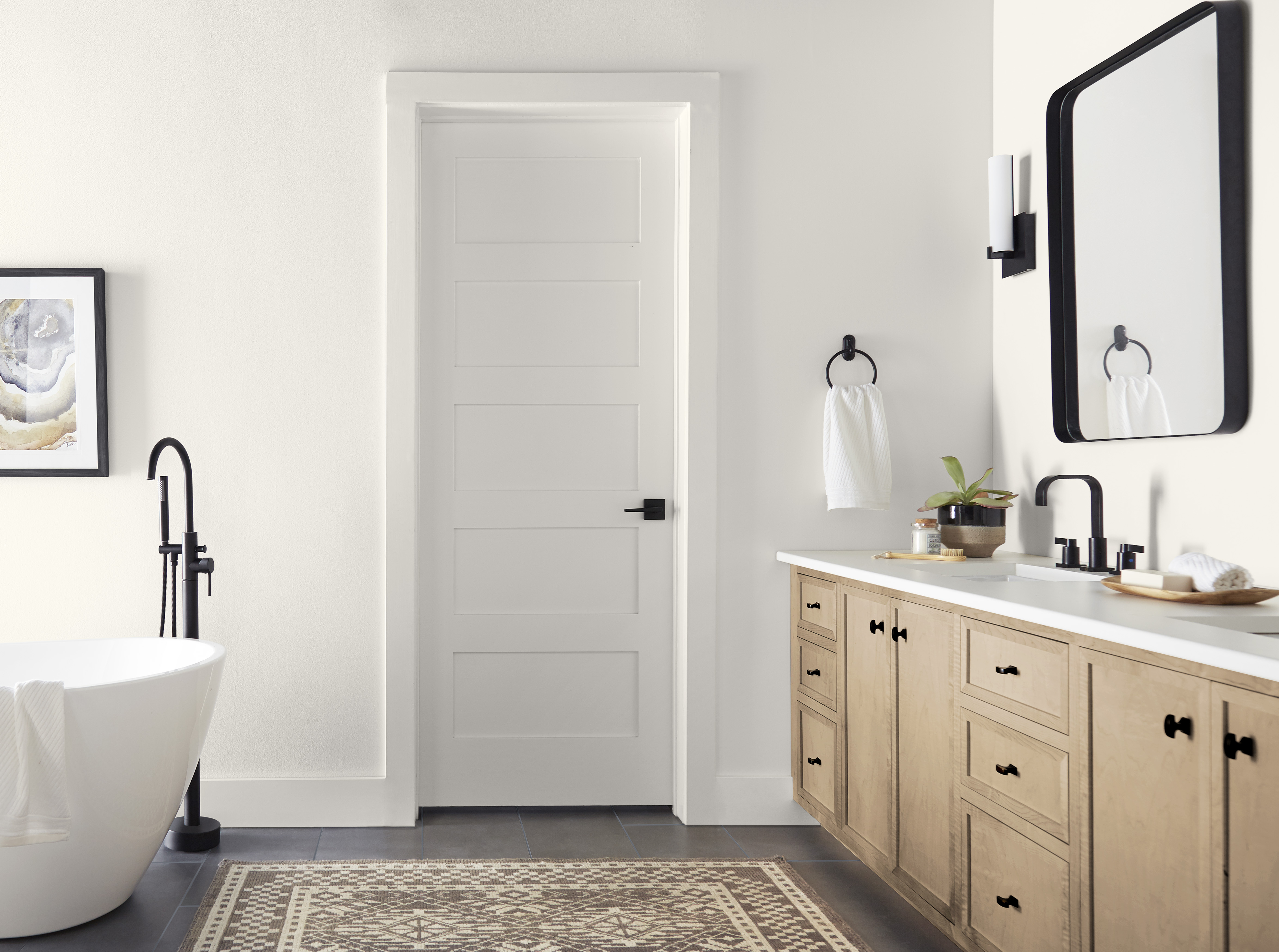 Une salle de bain moderne de style maison de ferme peinte dans une couleur blanche appelée Toile vierge.
