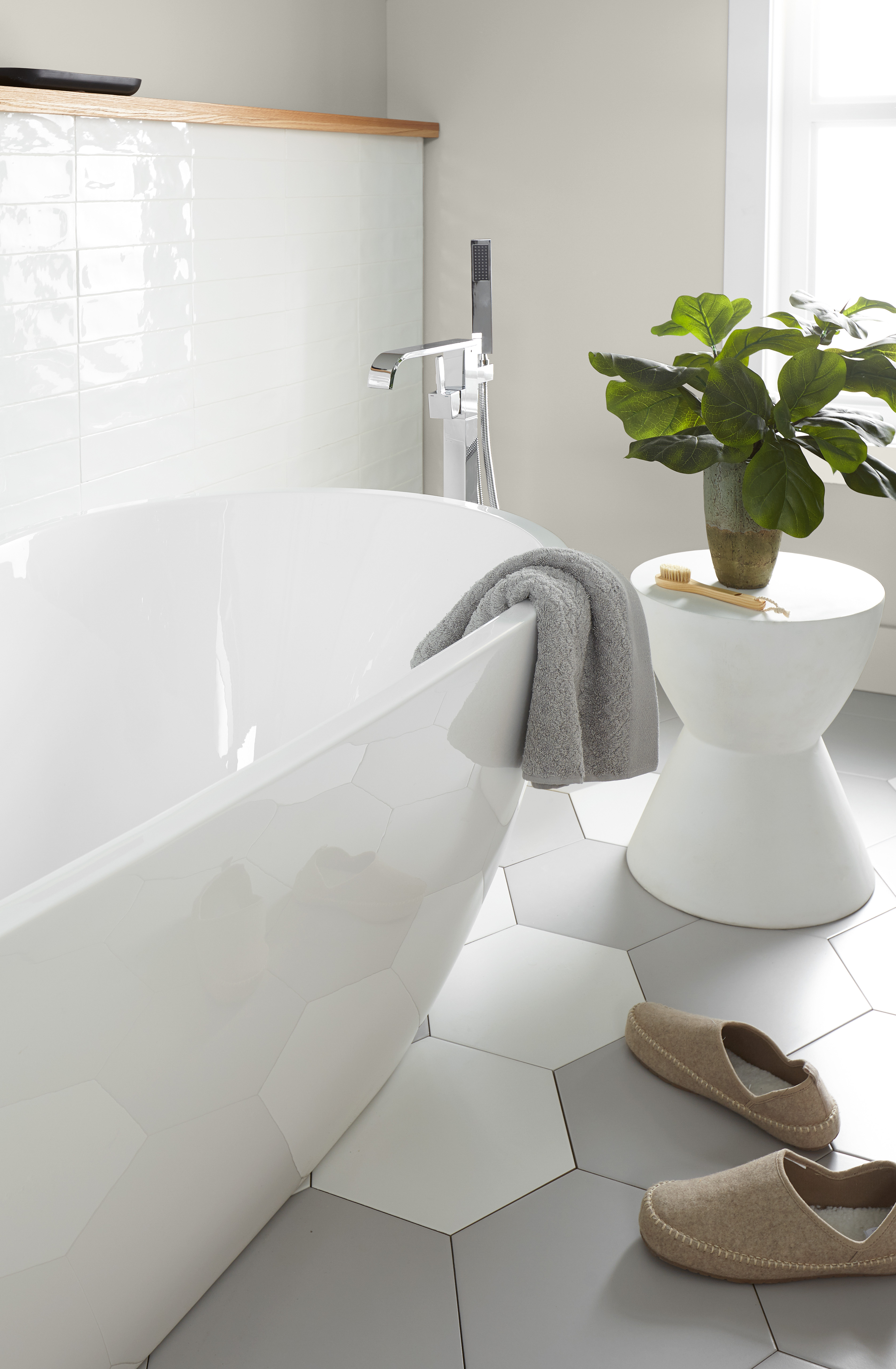 Une salle de bain moderne de style maison de ferme peinte dans une couleur blanche appelée Toile vierge.