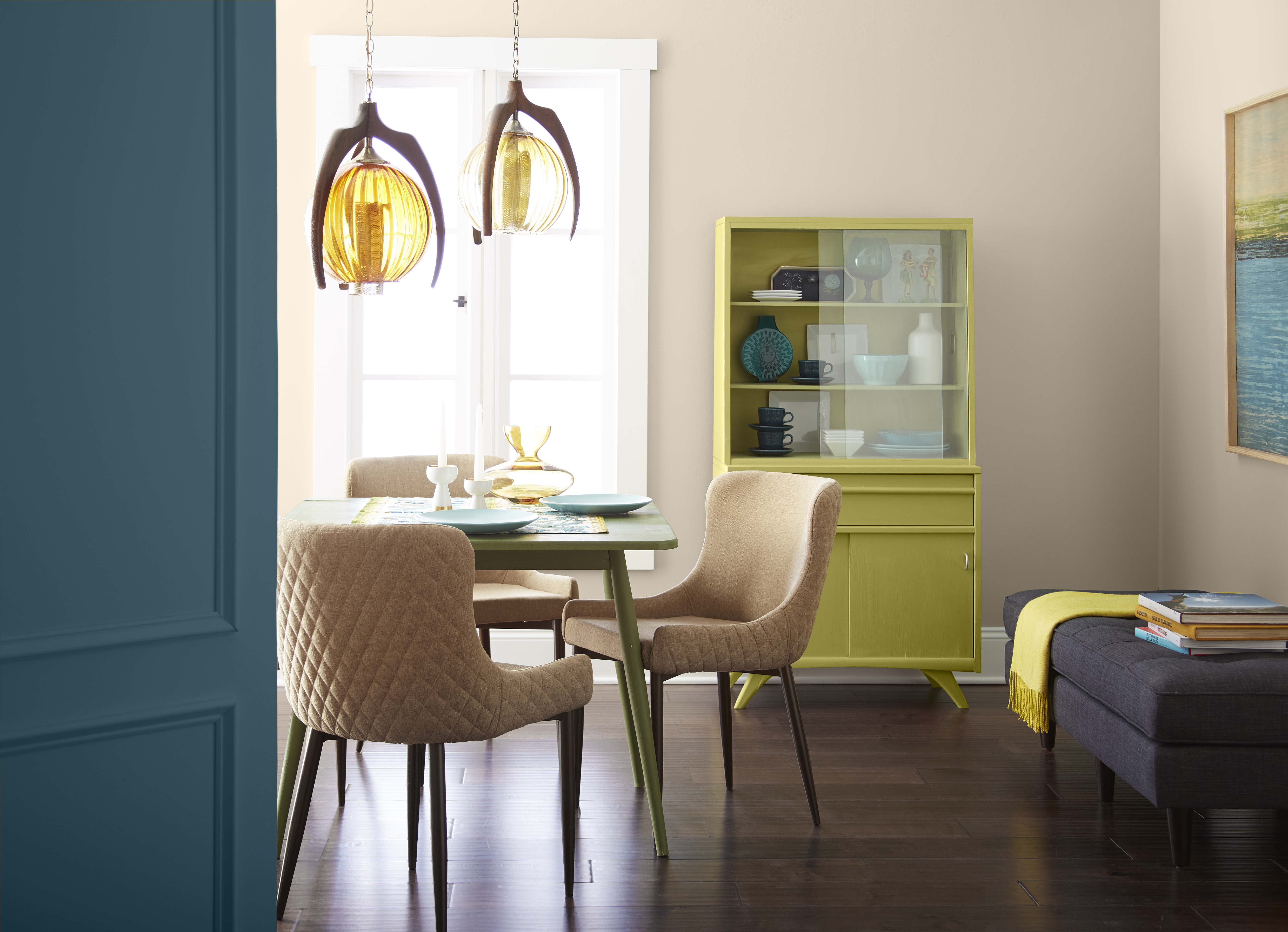 Espace de salle à manger d'inspiration rétro avec un meuble peint dans un vert pâle audacieux