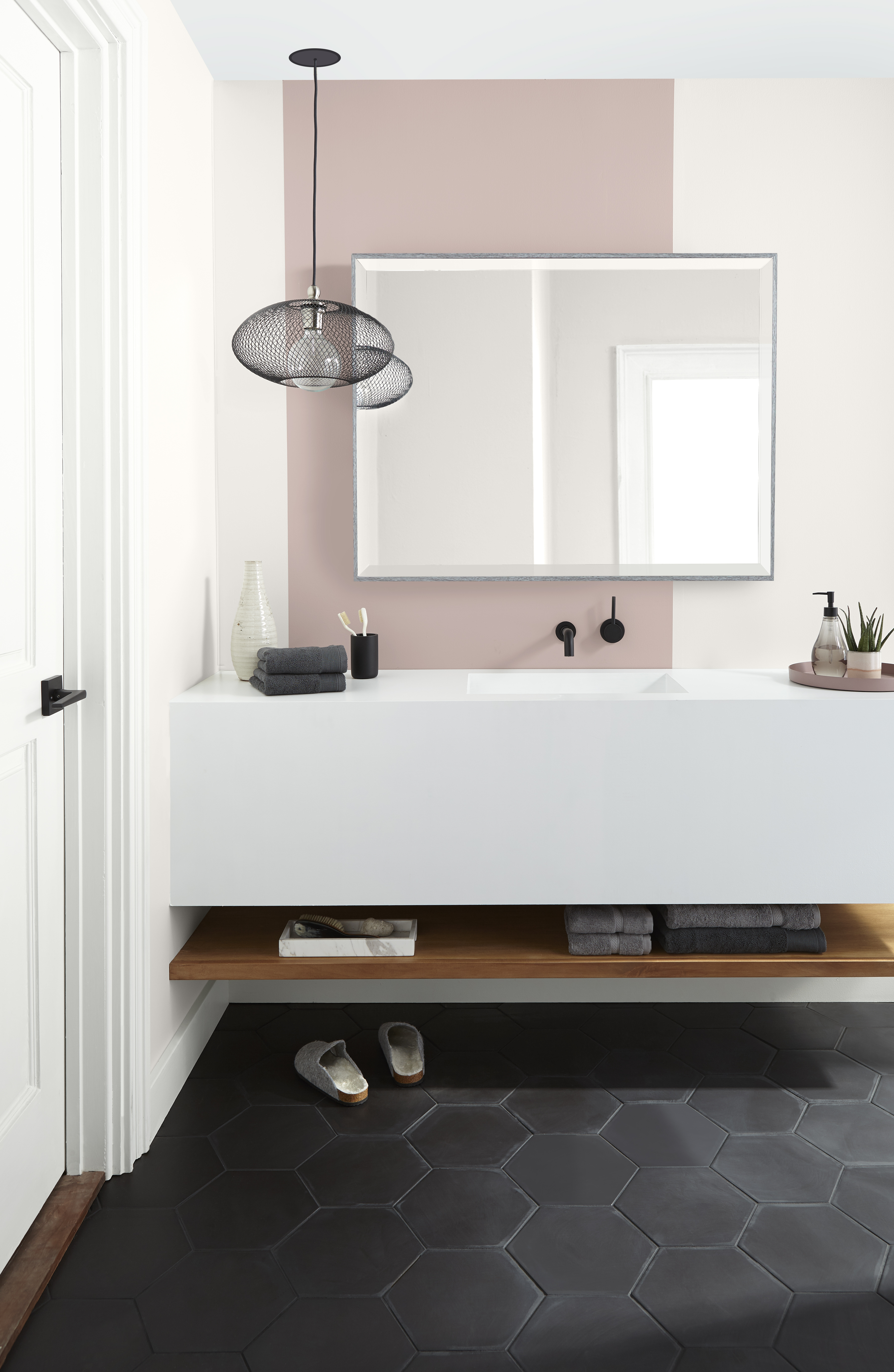 Une salle de bain moderne et lumineuse avec un motif de blocs de couleurs peint en Rose fumé