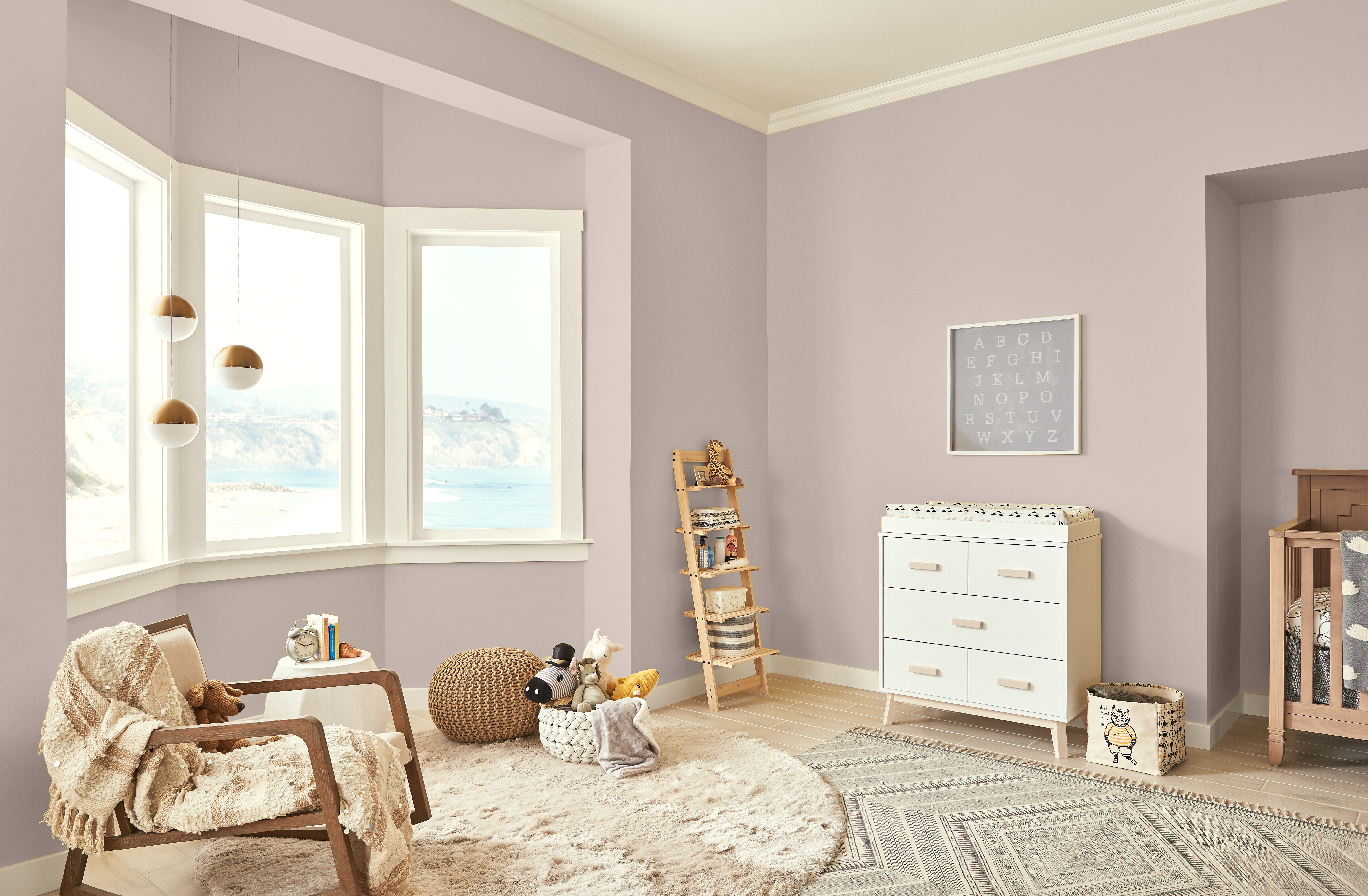Une vaste chambre d'enfant avec des murs peints en Rose fumé et de grandes fenêtres