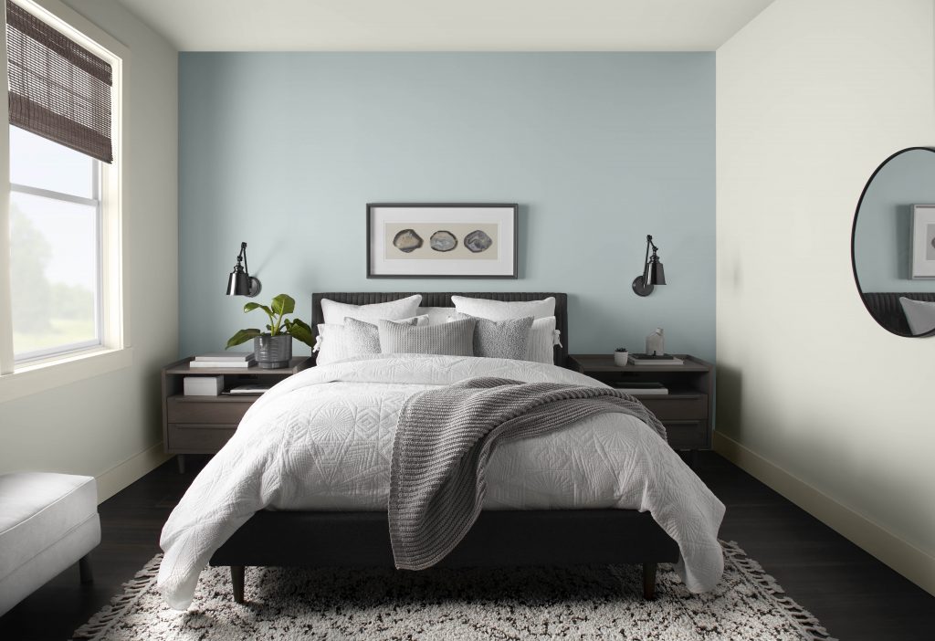 Une chambre à coucher apaisante avec un mur d'accent peint avec Imperméable urbain et les murs environnants avec Toile vierge