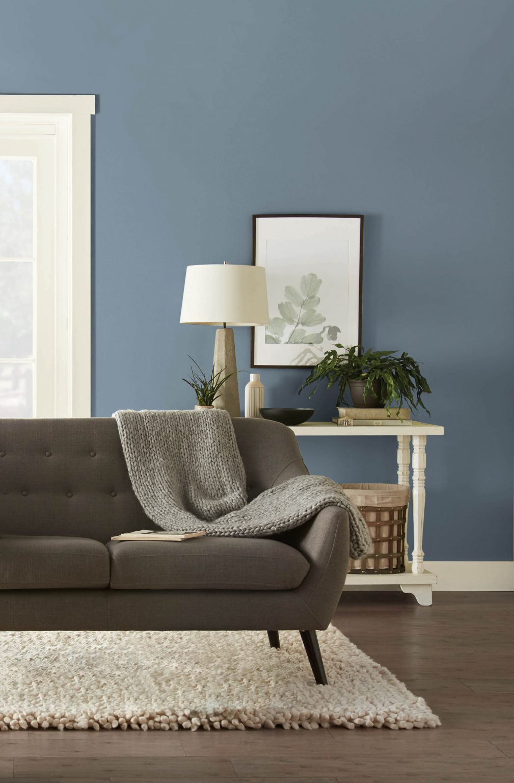 Un salon simple aux murs peinturés avec Bleu Adirondack