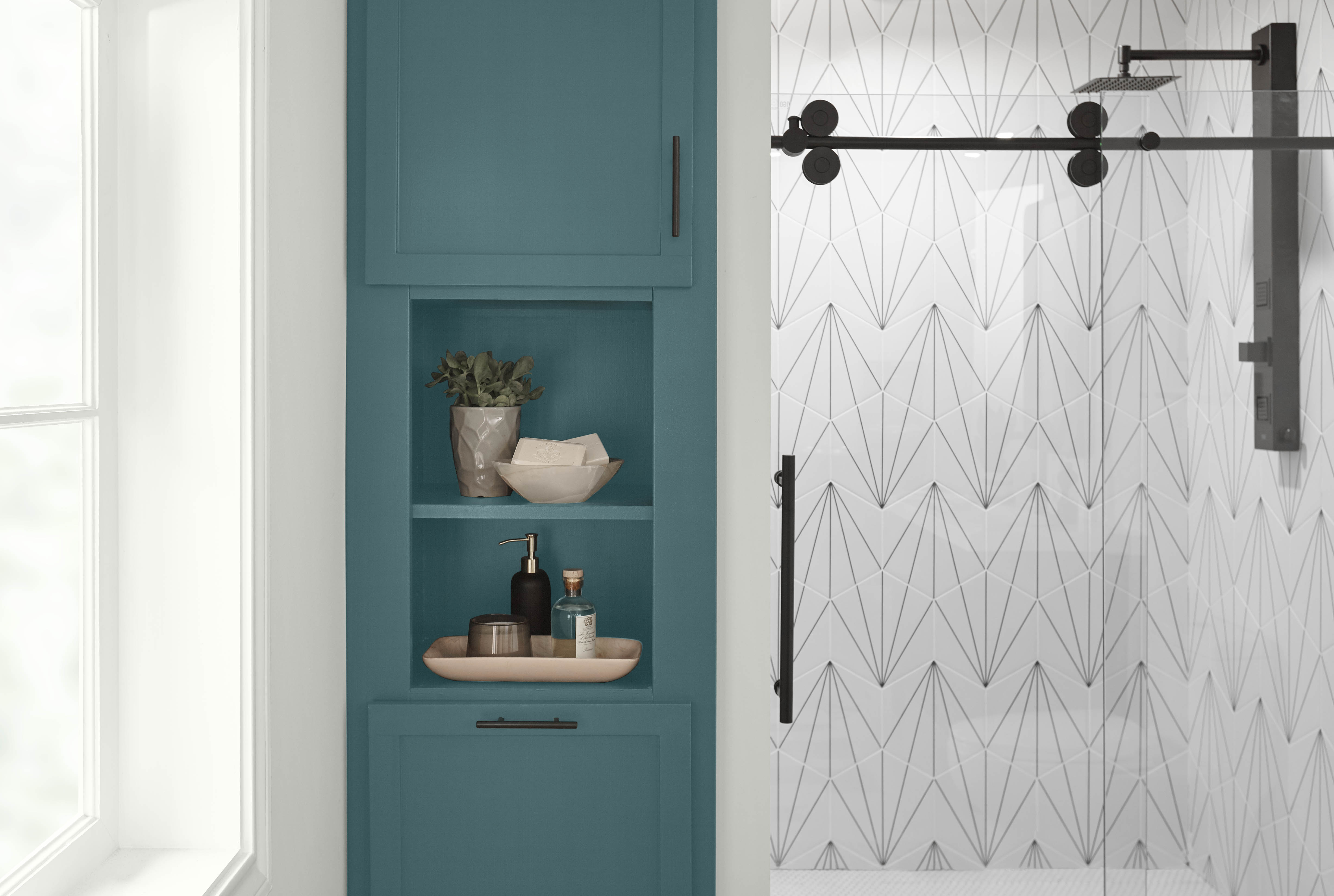 Une salle de bain moderne avec une armoire peinte en Sarcelle sophistiquée