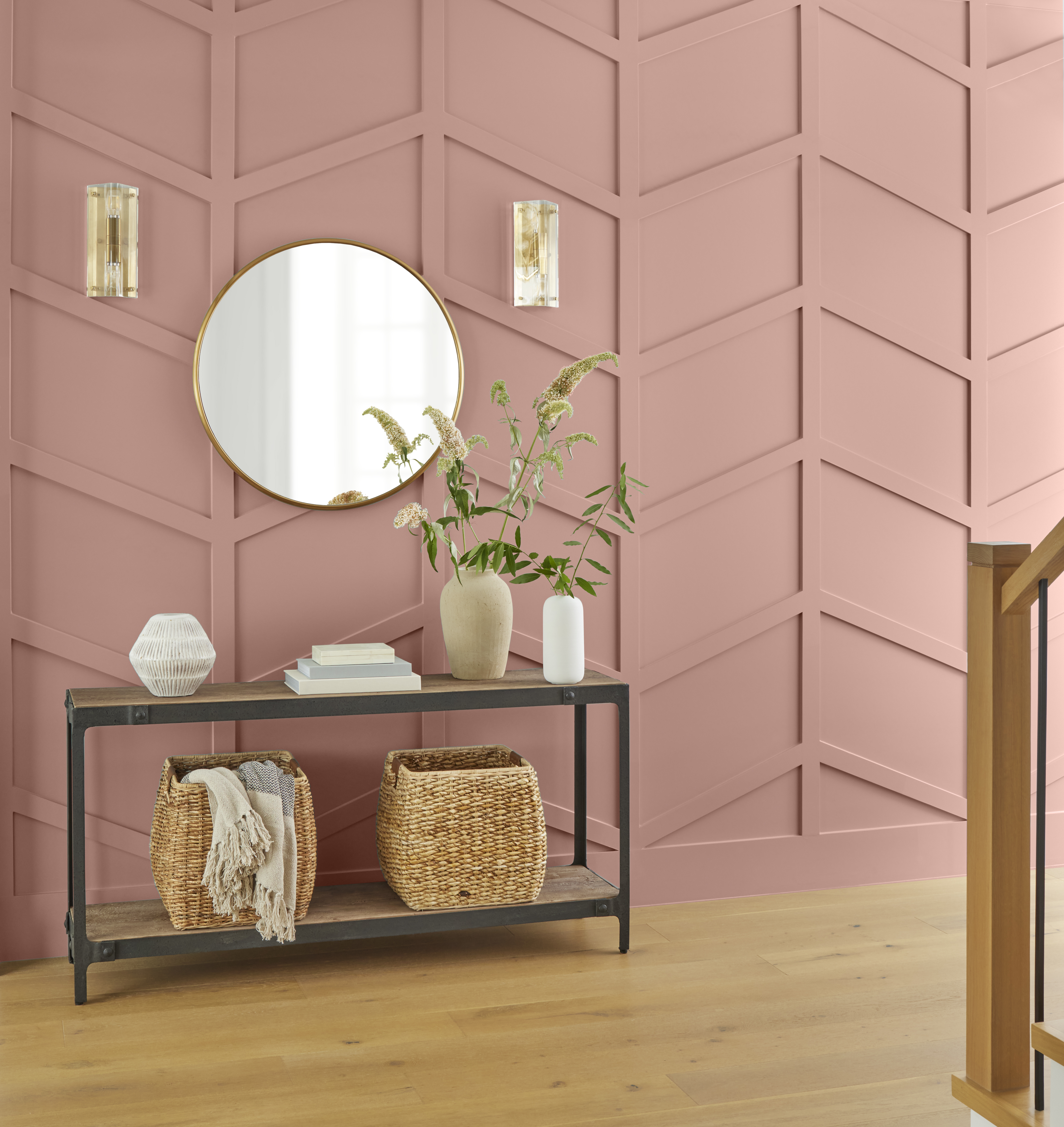 Un mur d'accent dans la couleur Rose rétro décoré d’accessoires modernes