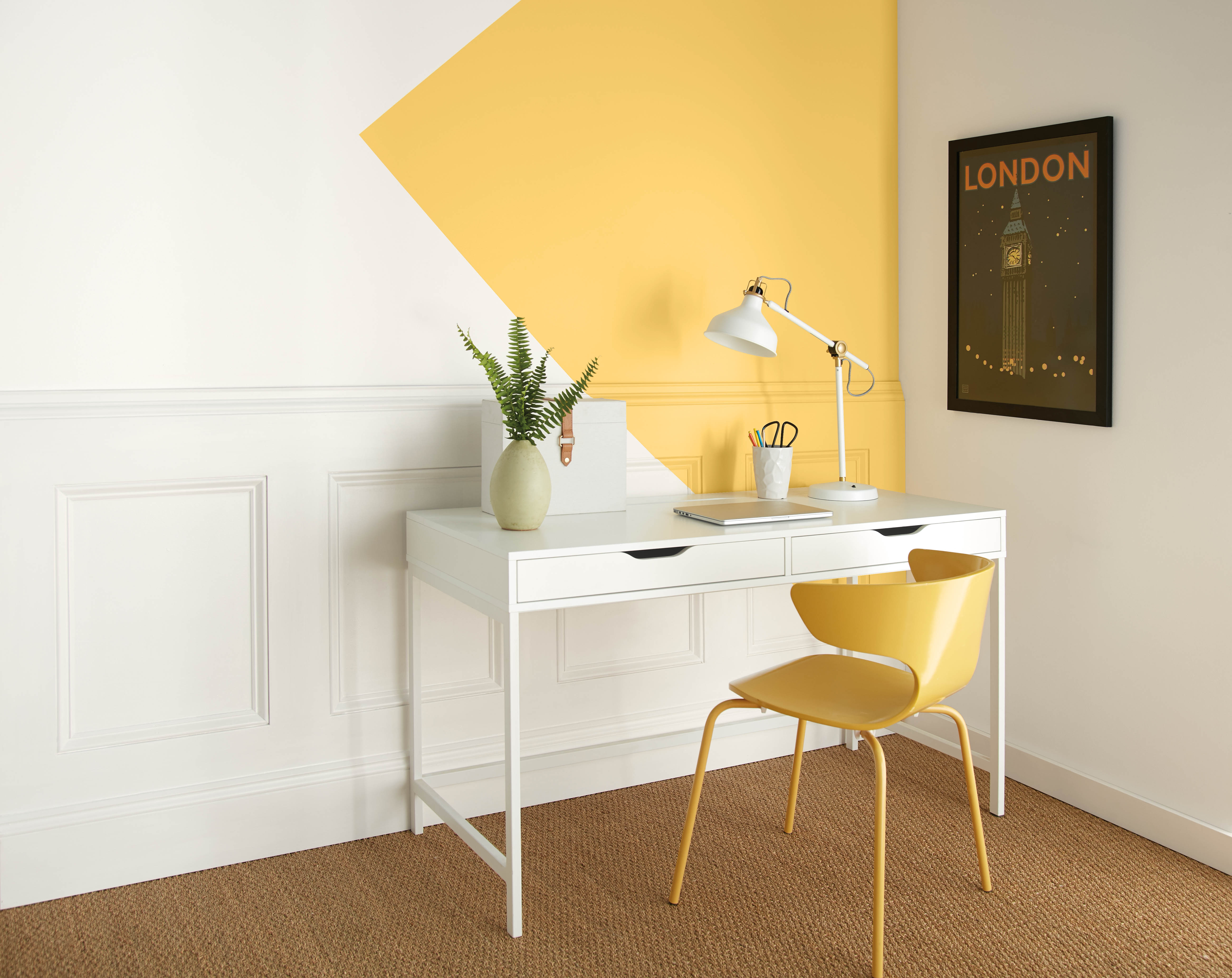 Un bureau à domicile lumineux avec des accents jaunes