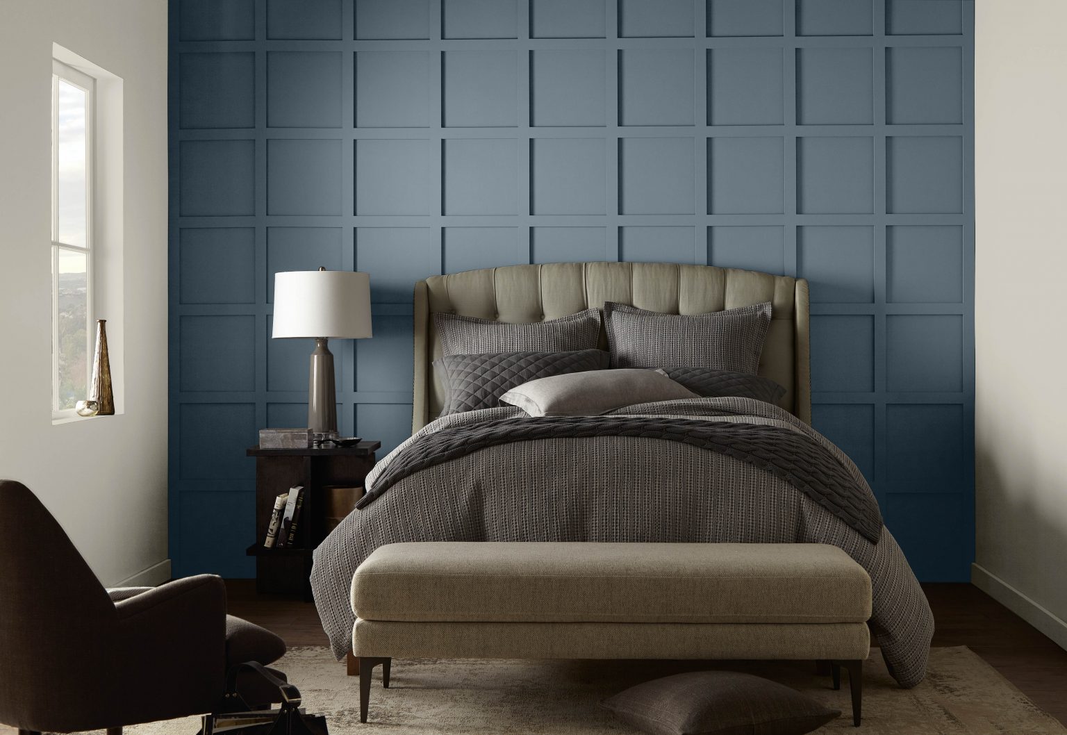 Une chambre à coucher sophistiquée avec un mur d'accent peint en Bleu Adirondack