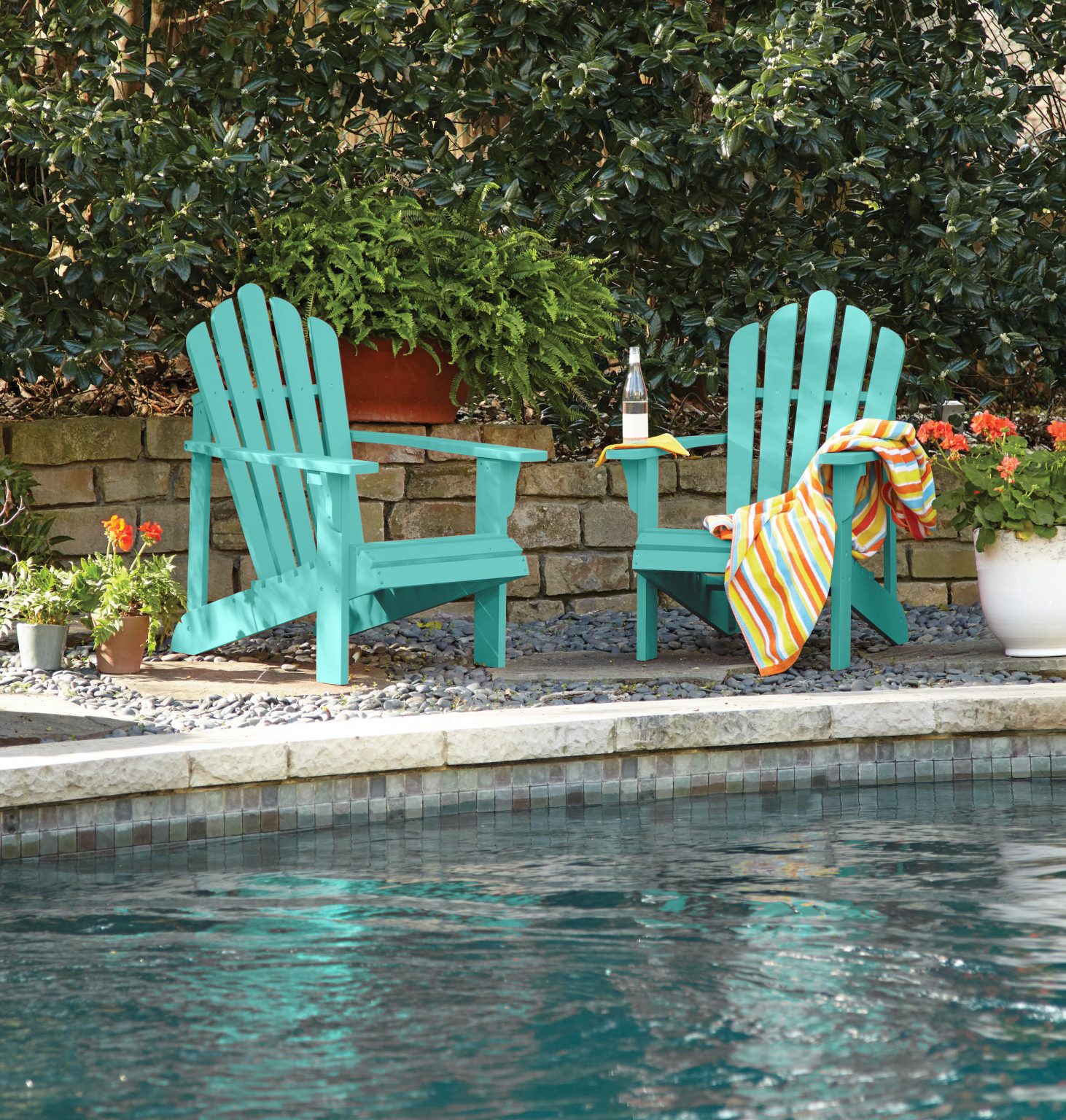 Deux chaises de style Muskoka de couleur Verre de mer caché près de la piscine