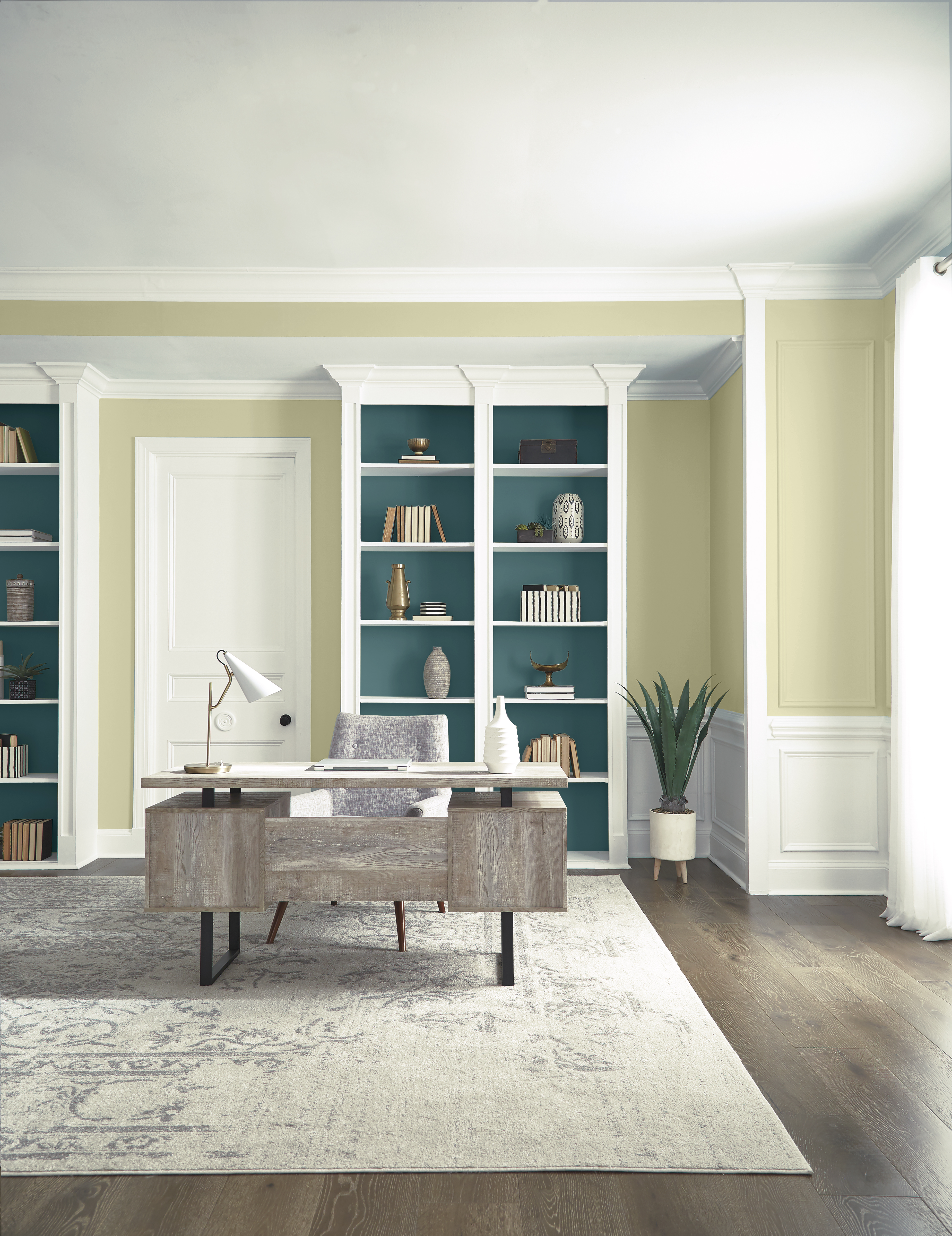 Un grand bureau à domicile avec des murs dans la couleur Hybride et des étagères dans les couleurs Blanc murmure et Sarcelle sophistiquée