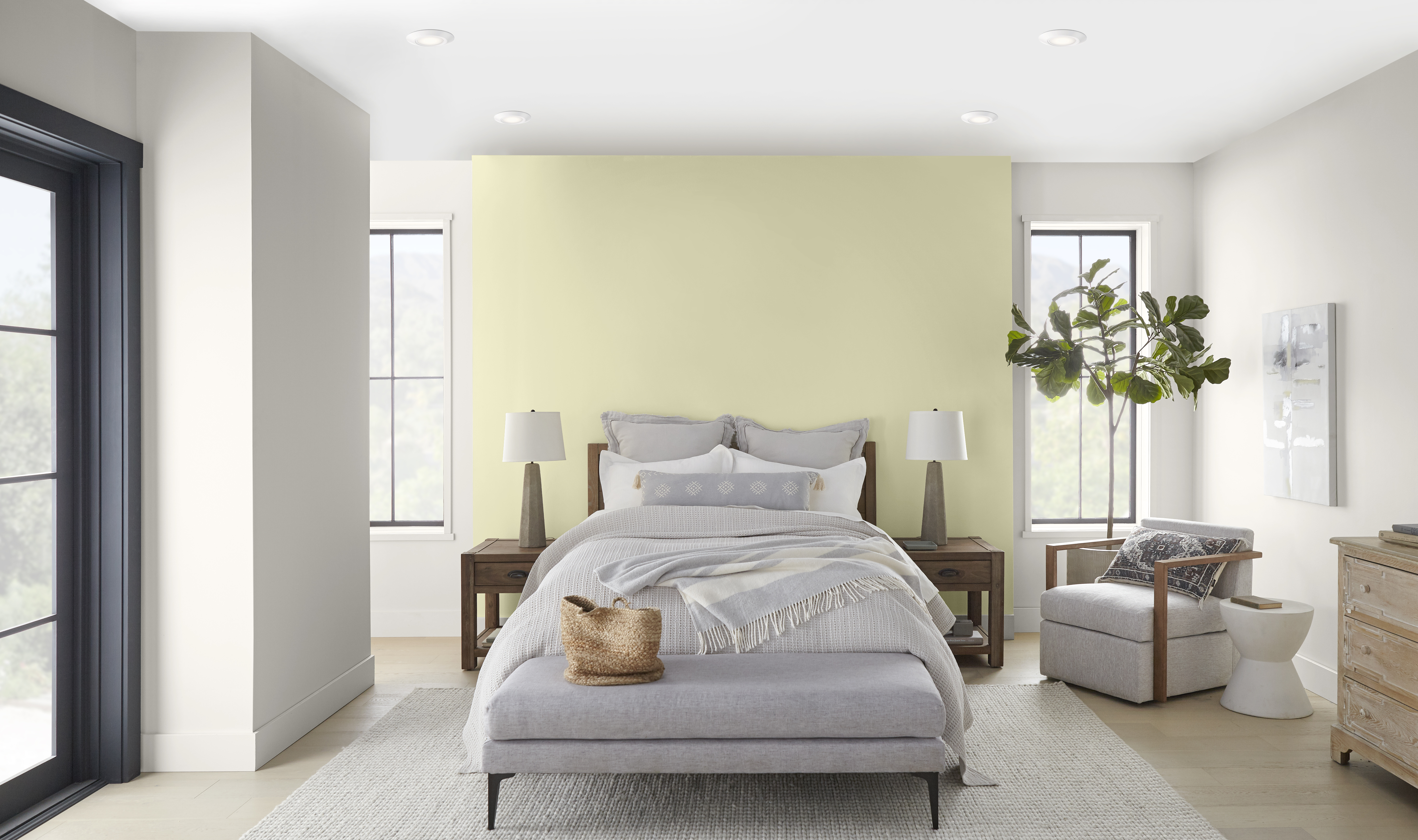 Une chambre à coucher lumineuse et aérée avec un mur d'accent dans la couleur Hybride derrière le lit