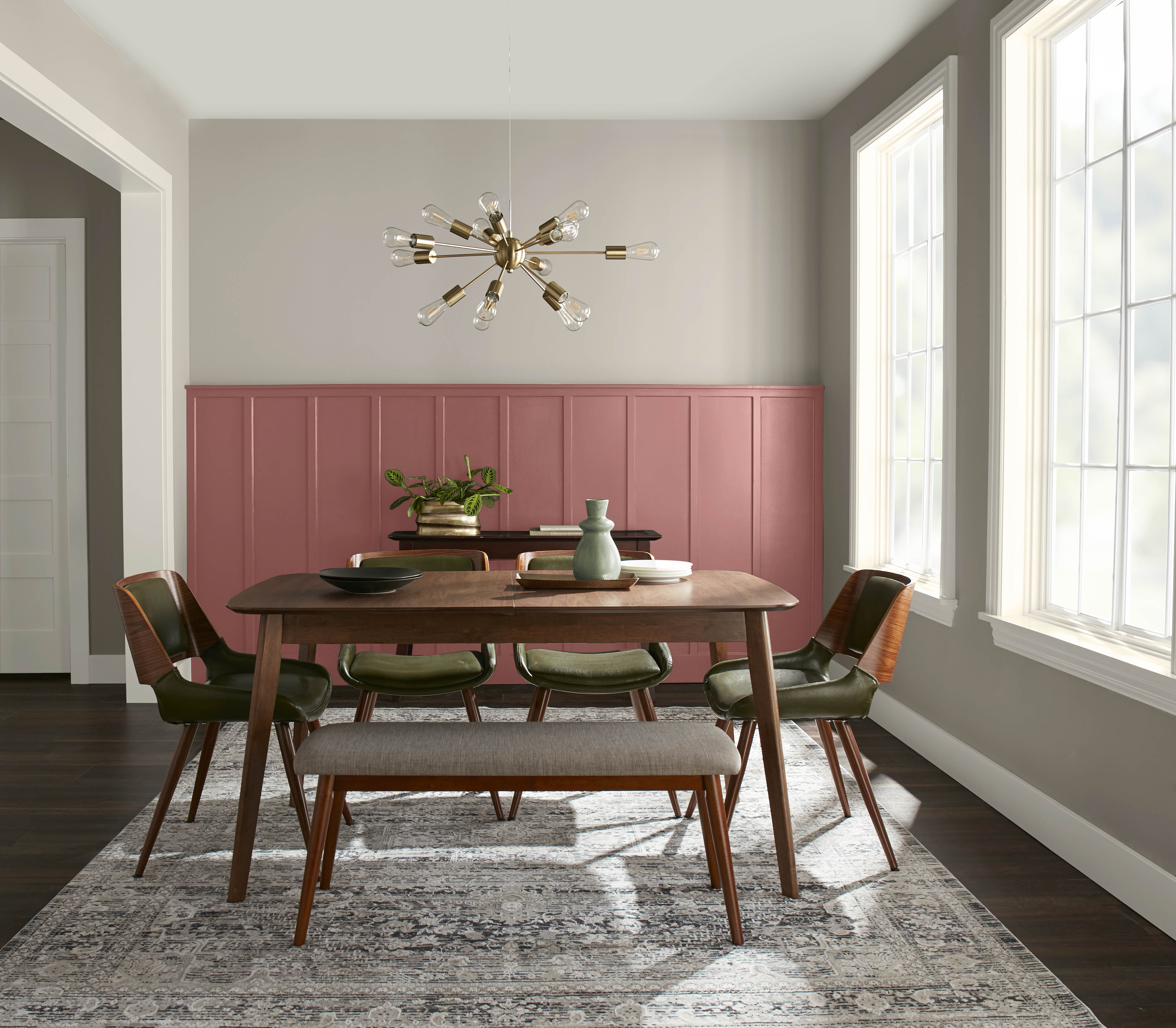 Une salle à manger avec les murs du haut dans la couleur Taupe parfait et le mur du bas aux garnitures « planche et baguette » dans la couleur Vermillon