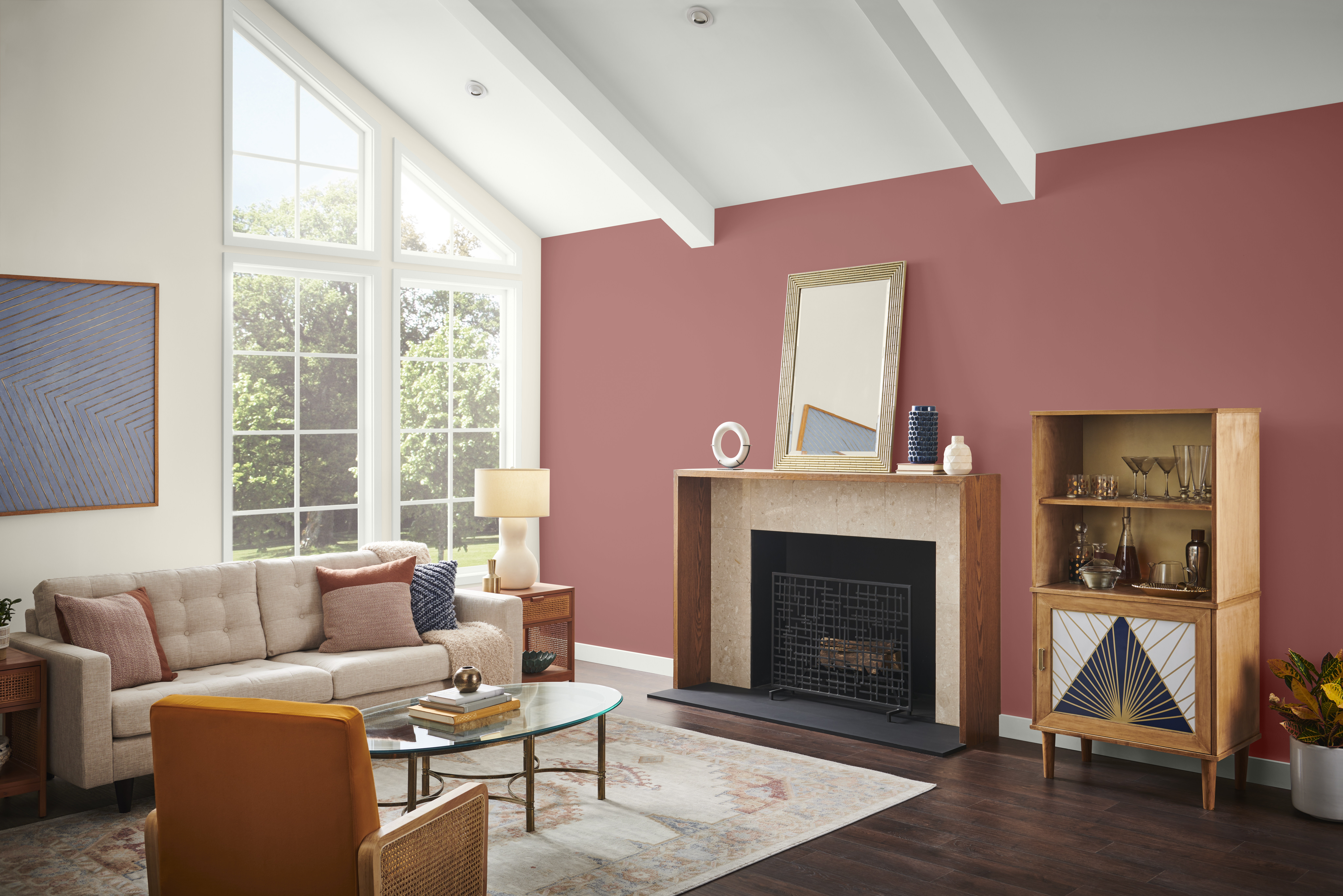 Un salon avec un mur d'accent dans la couleur Vermillon, stylisé avec des meubles et un décor neutres
