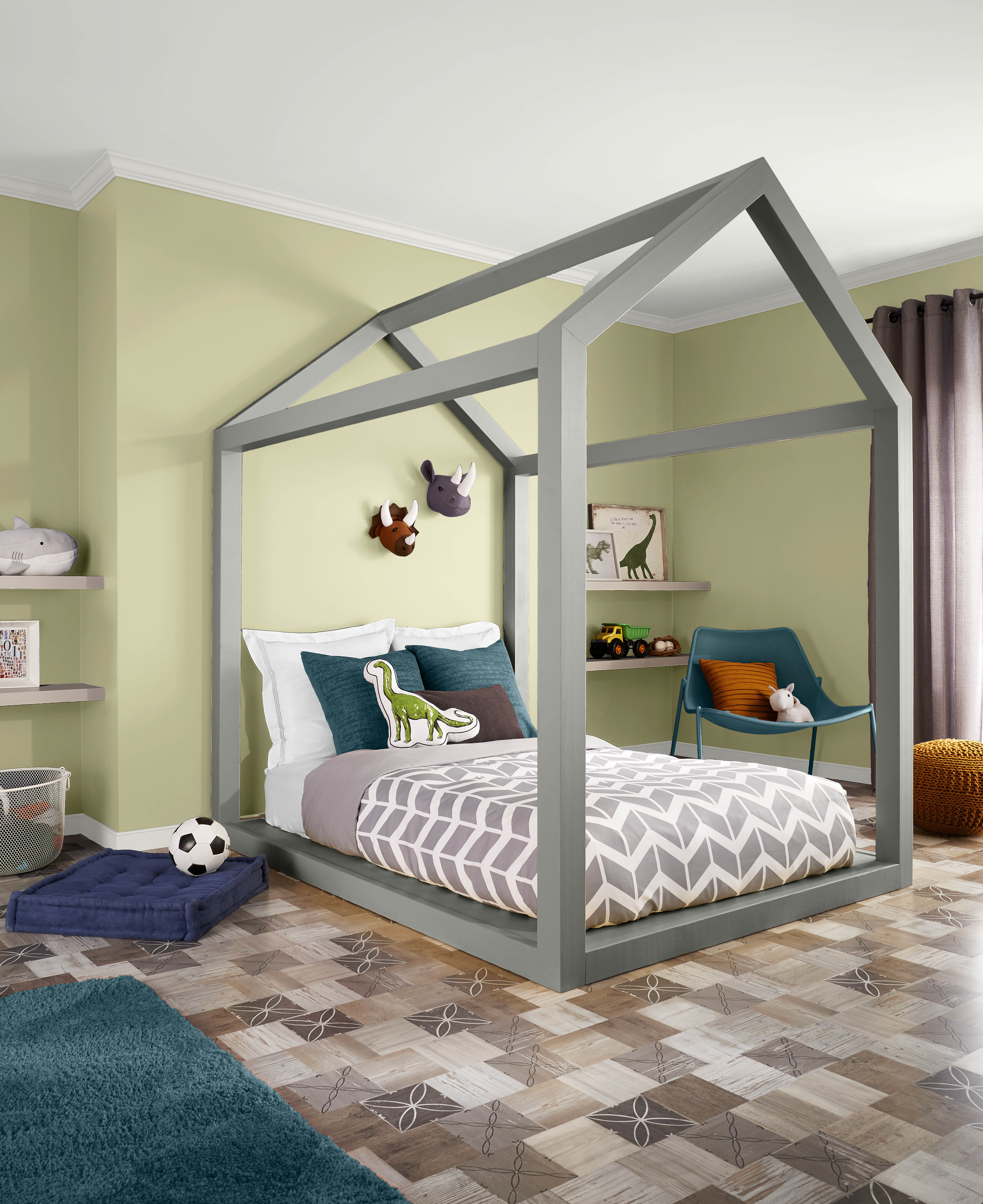 Une chambre d'enfant dont les murs sont dans la couleur Hybride, avec un cadre de lit unique et des touches de gris, de sarcelle et de violet dans le décor et le mobilier