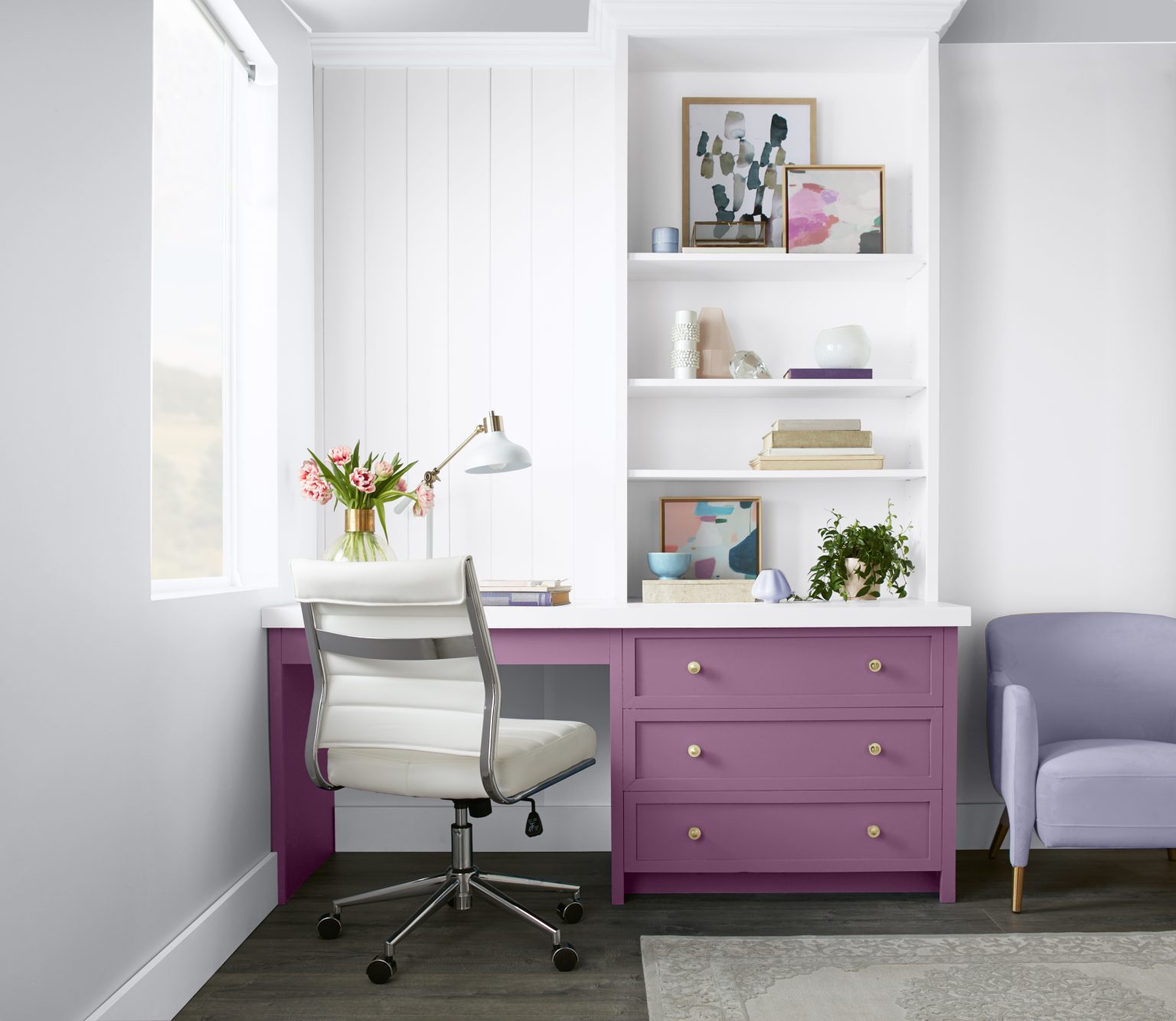 Un bureau à domicile avec un pupitre en Lilas sophistiqué et des touches décoratives et fauteuil en rose tendre et lavande