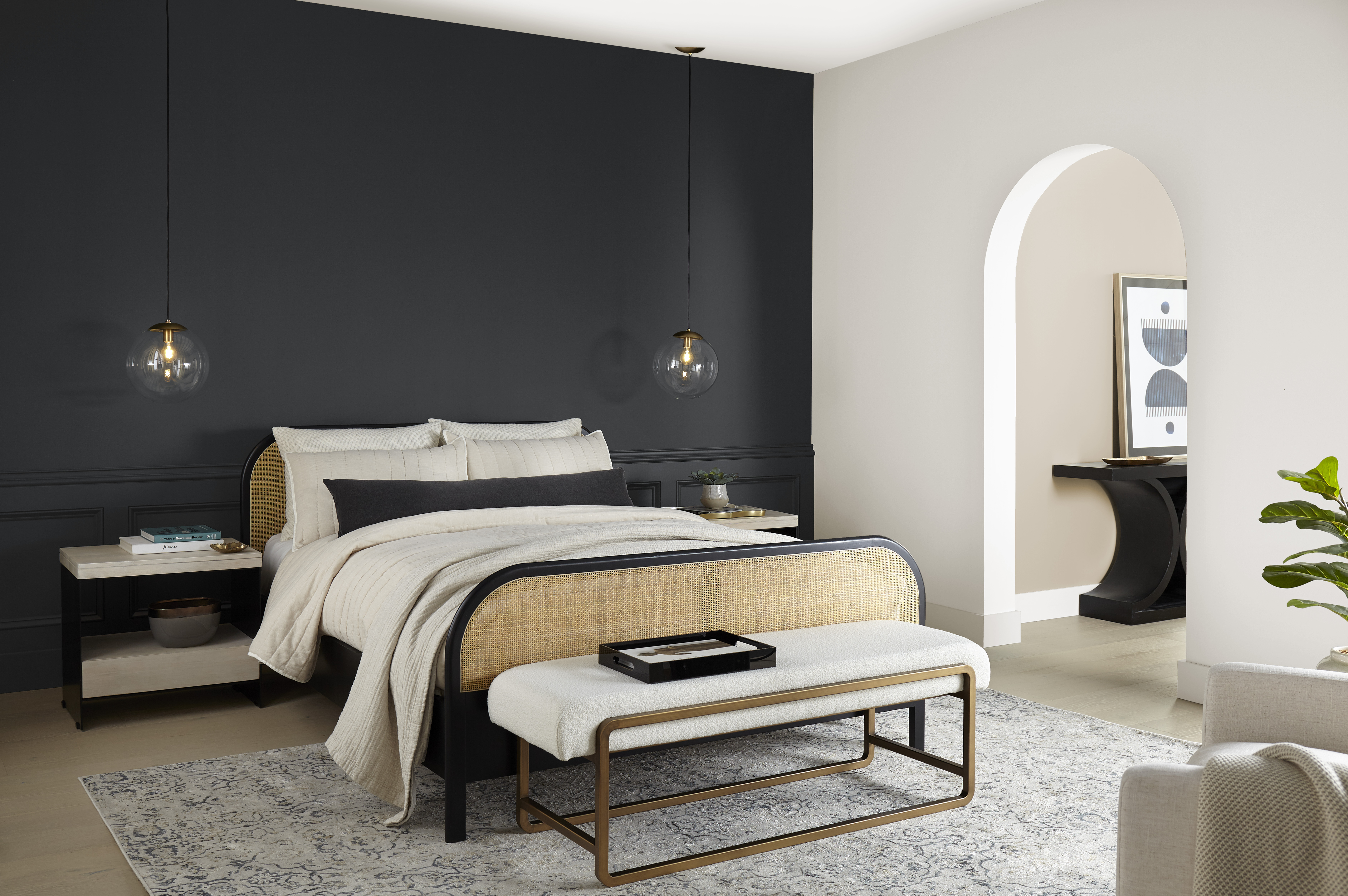 Une chambre à coucher moderne avec un mur dans la couleur Poivre concassé et l'autre dans Encore plus beige