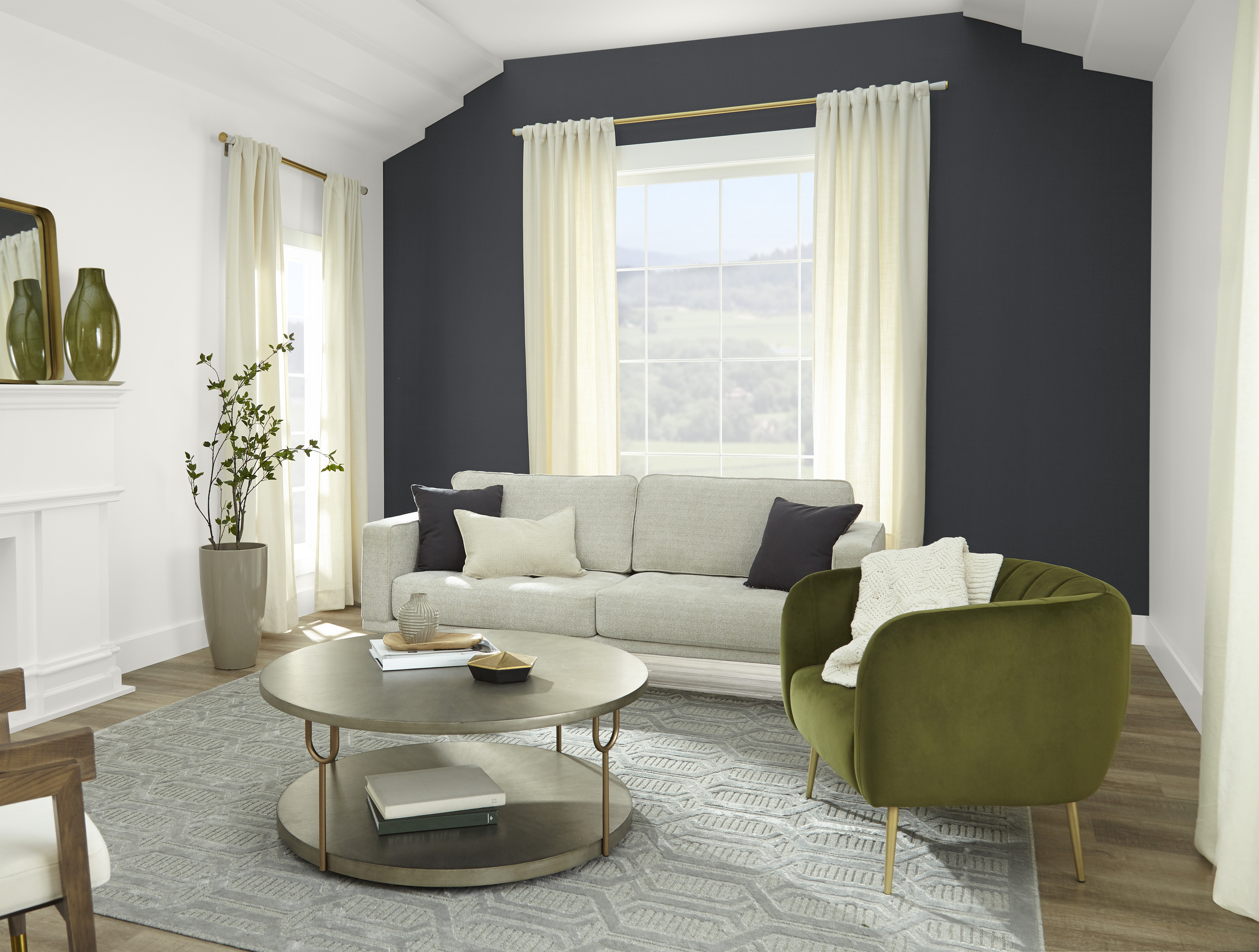 Un salon élégant aux murs et plafond blancs, avec un mur d'accent dans la couleur Poivre concassé