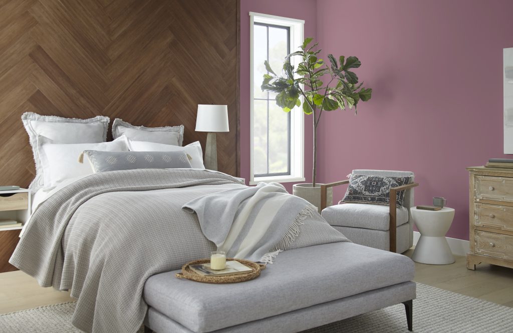 Une chambre aux murs peints dans la couleur Verre rempli, à côté d'une tête de lit en bois allant du plancher jusqu’au plafond