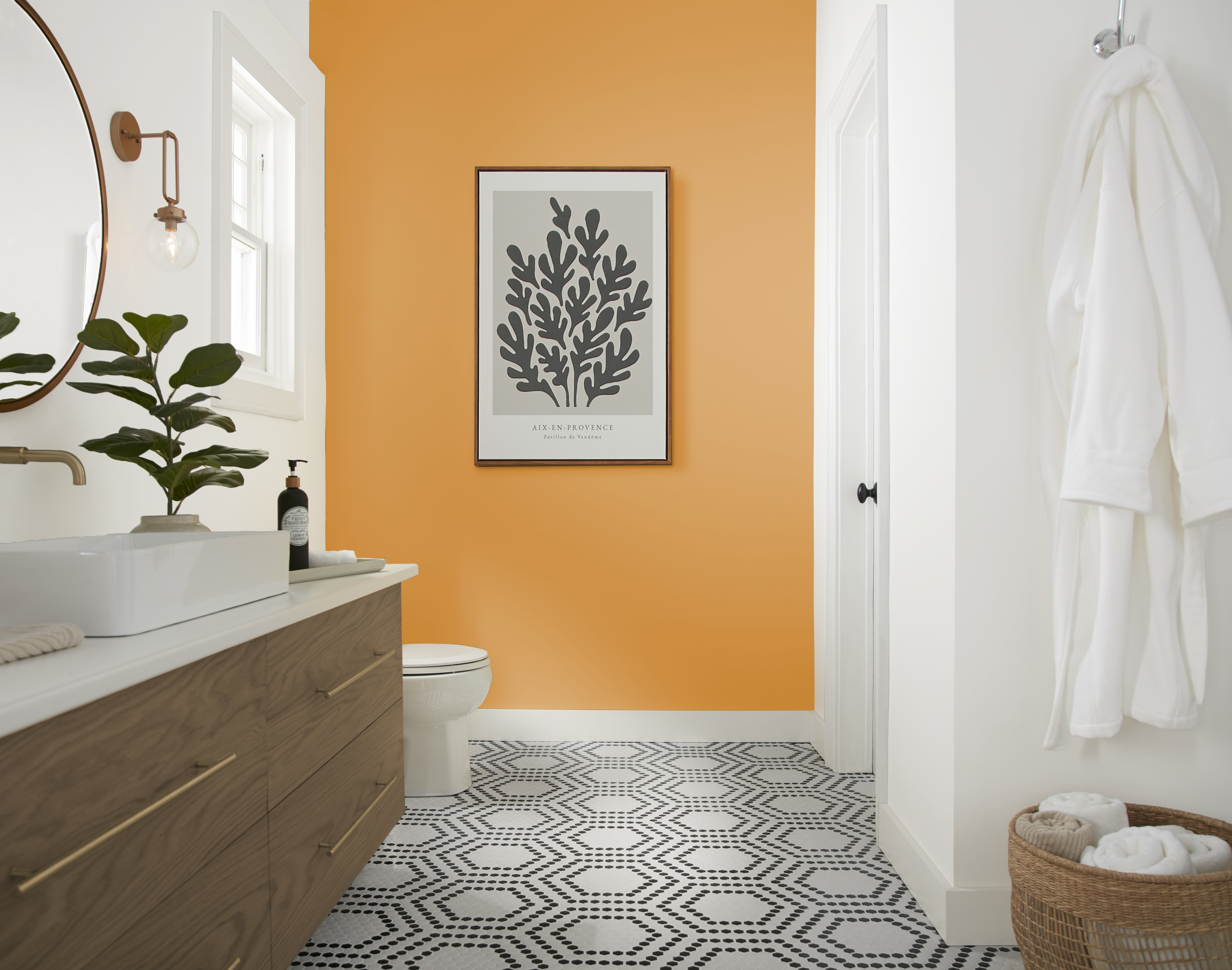 Une salle de bain décontractée peinte en blanc éclatant avec un mur d’accent dans la couleur Bière ambre