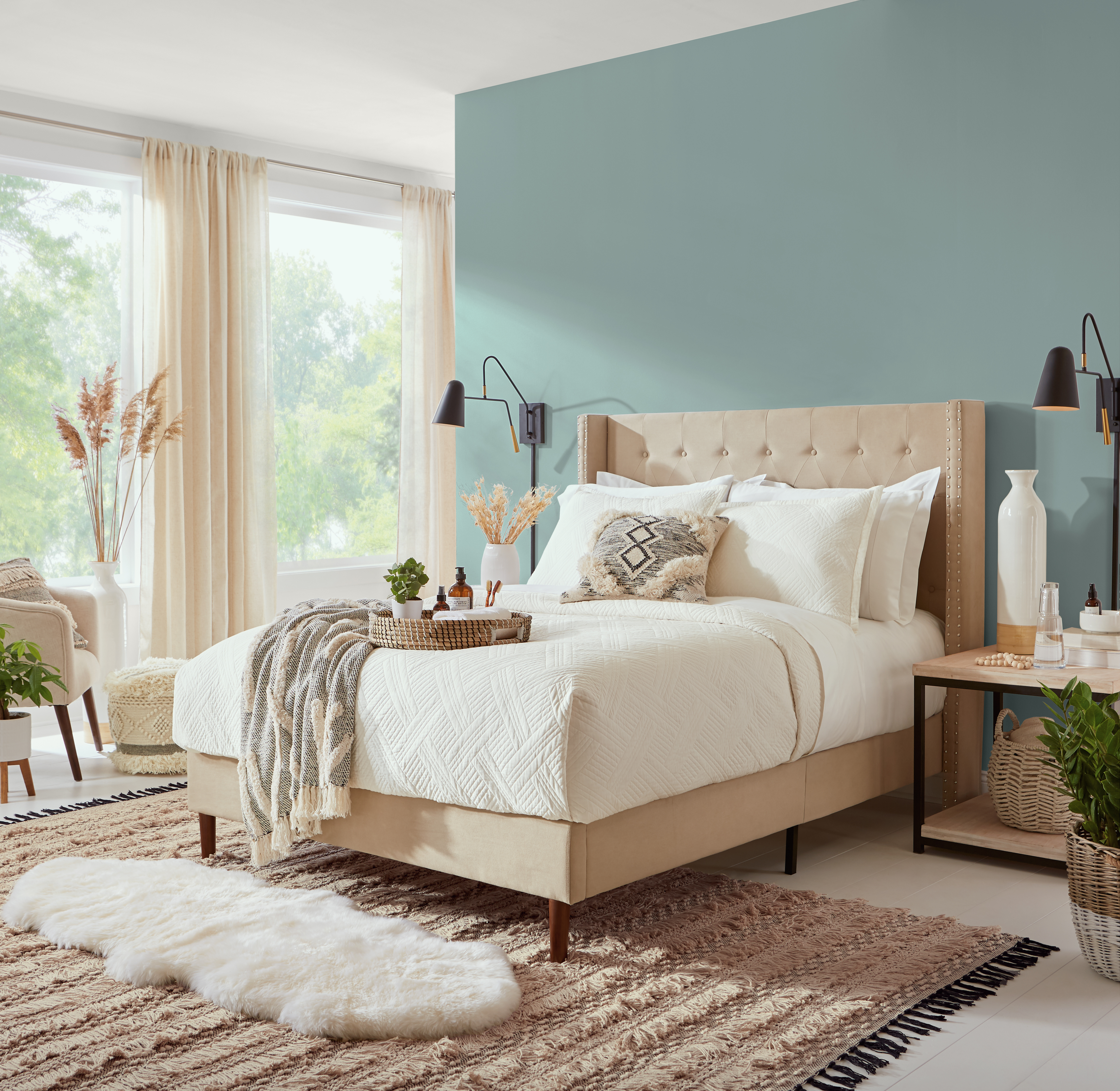 Une chambre à coucher remplie de lumière aux murs de couleur Crème fouettée et un mur d'accent de couleur Bleu Provence derrière la tête de lit