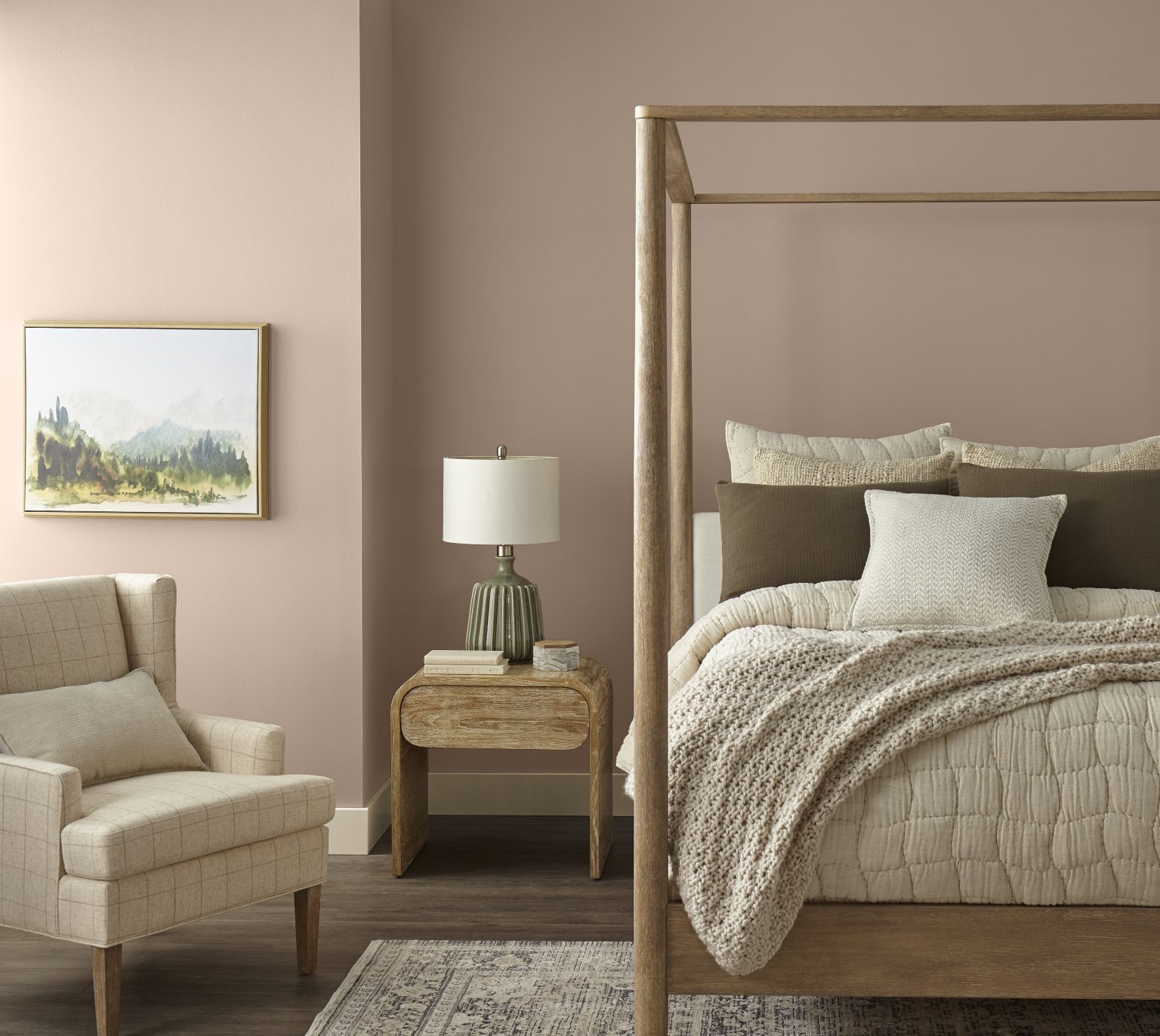 Une chambre aux murs peinturés d'un brun doux, agrémentée d'un lit à baldaquin et d'un fauteuil