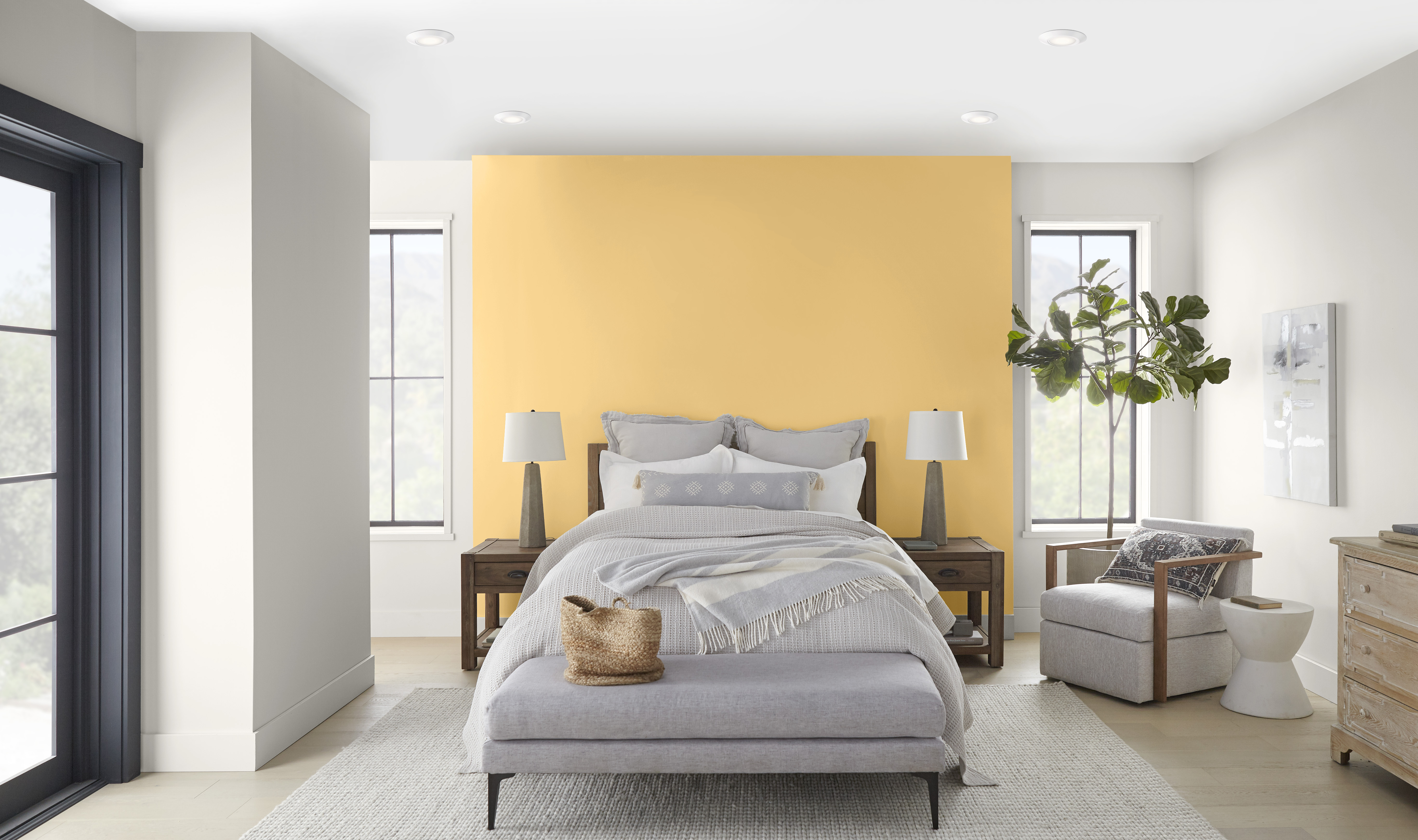 Une chambre remplie de lumière avec la tête de lit peinte en moutarde vif 