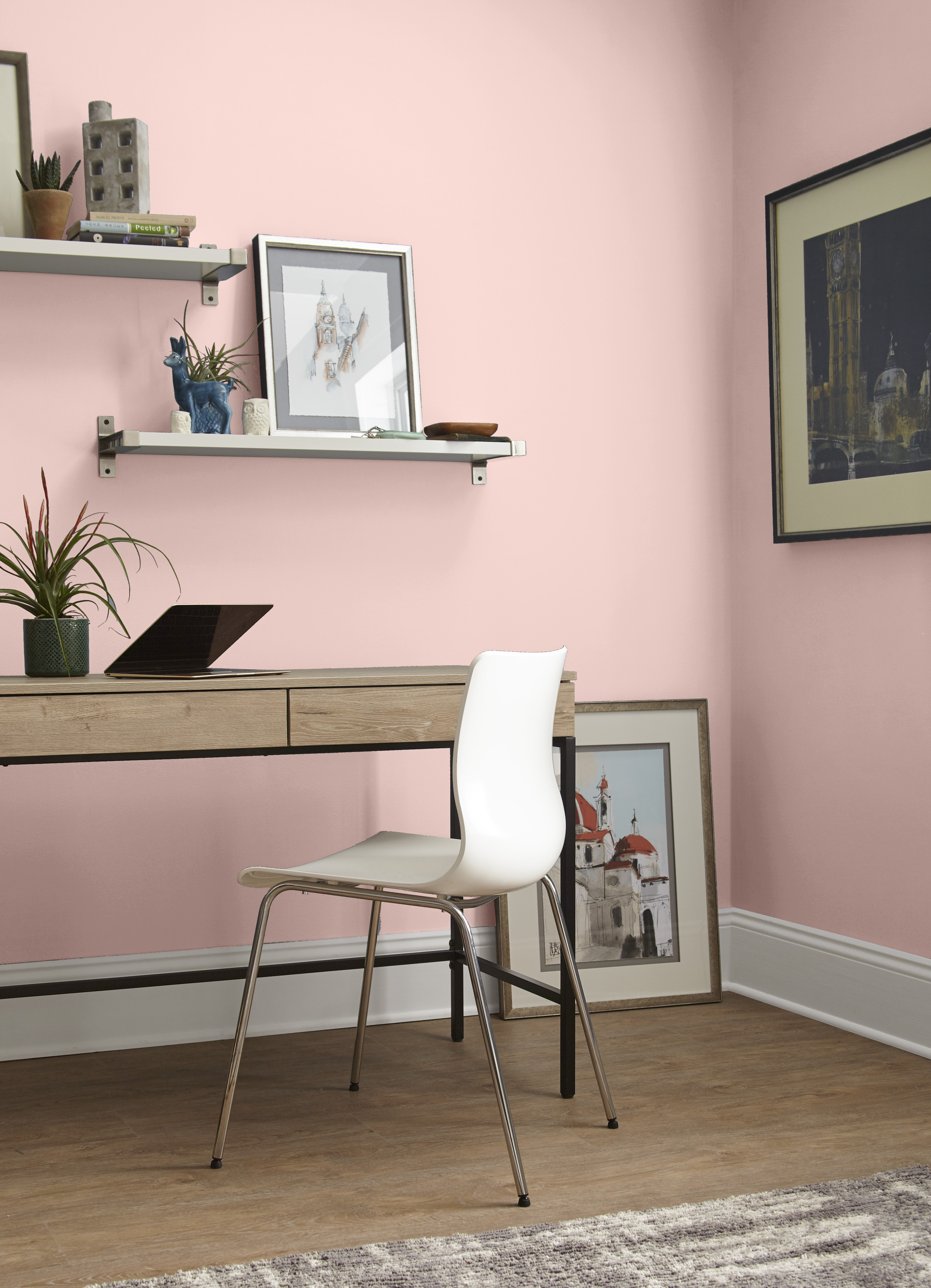 Un bureau à domicile avec des murs peints en rose clair