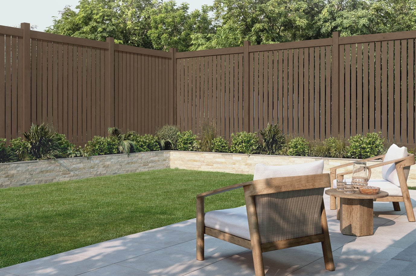 Une clôture en bois dans un brun opaque pour une cour arrière avec deux chaises longues à proximité