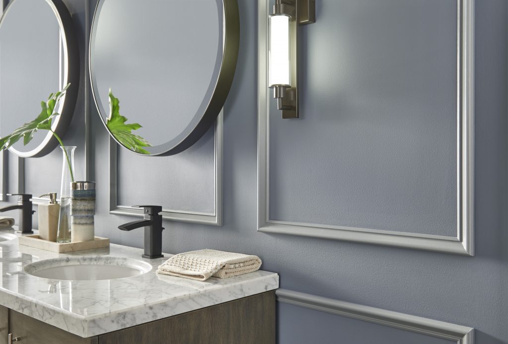 Une salle de bain dont les murs et les garnitures sont peints dans une couleur bleu-gris dans un lustre satiné
