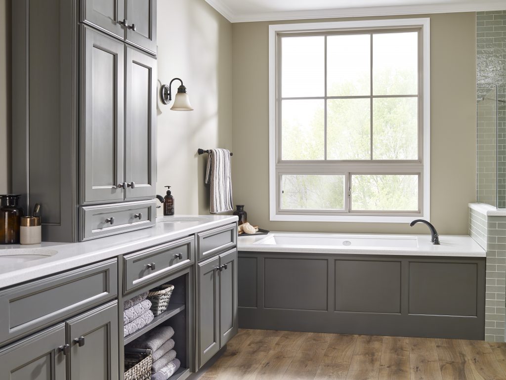 Une salle de bain avec des armoires peinturées dans un gris très brillant