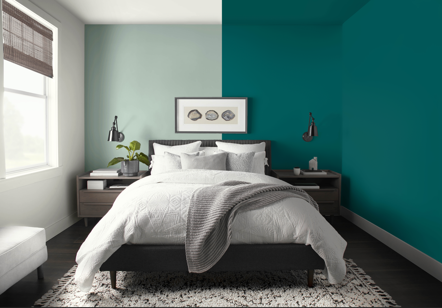 Une chambre à coucher dont une moitié est peinte en vert poudreux et l'autre moitié en turquoise vif.