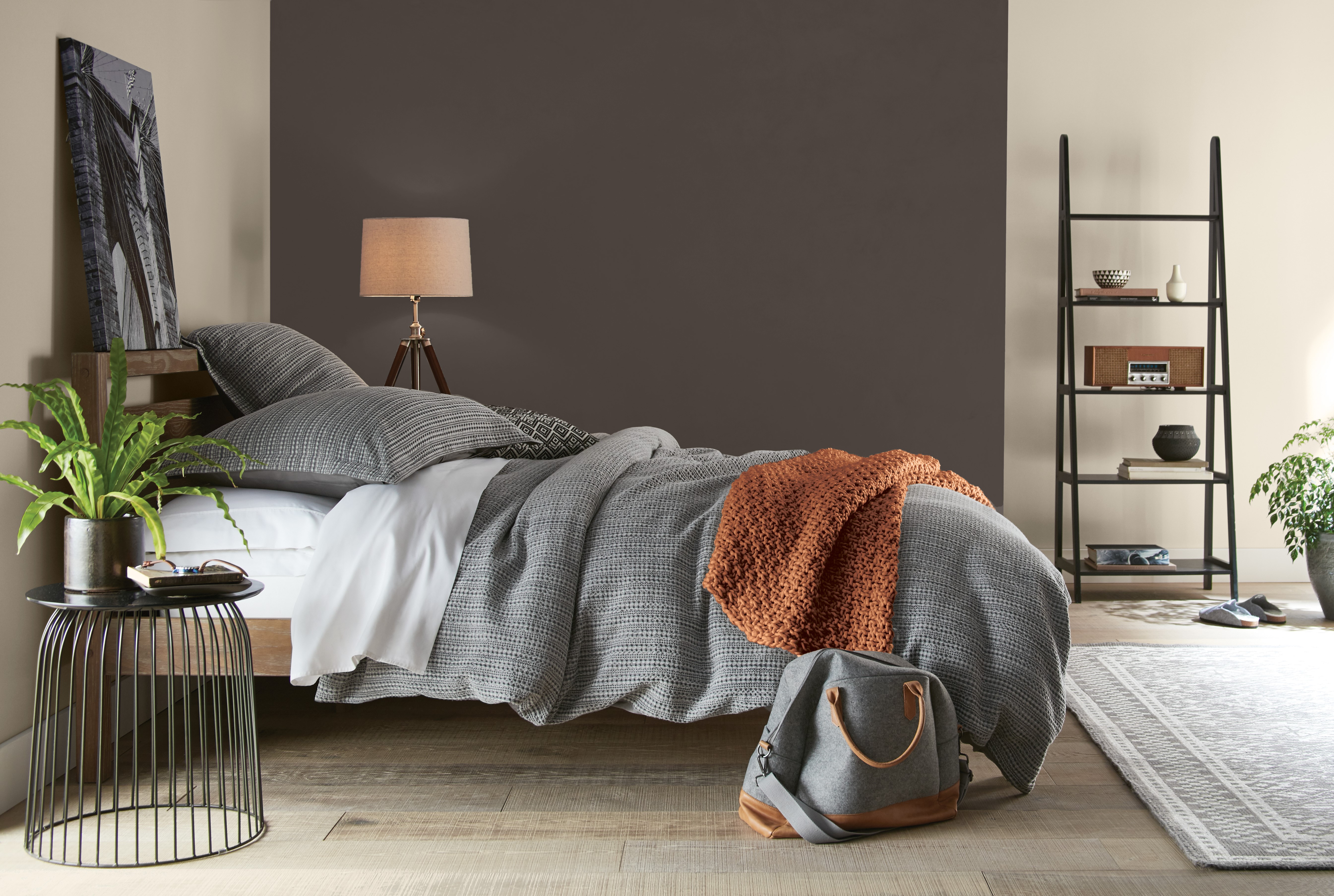 Une chambre à coucher moderne et urbaine avec un mur d'accent peint avec une belle couleur brun foncé appelée Grains d’expresso.