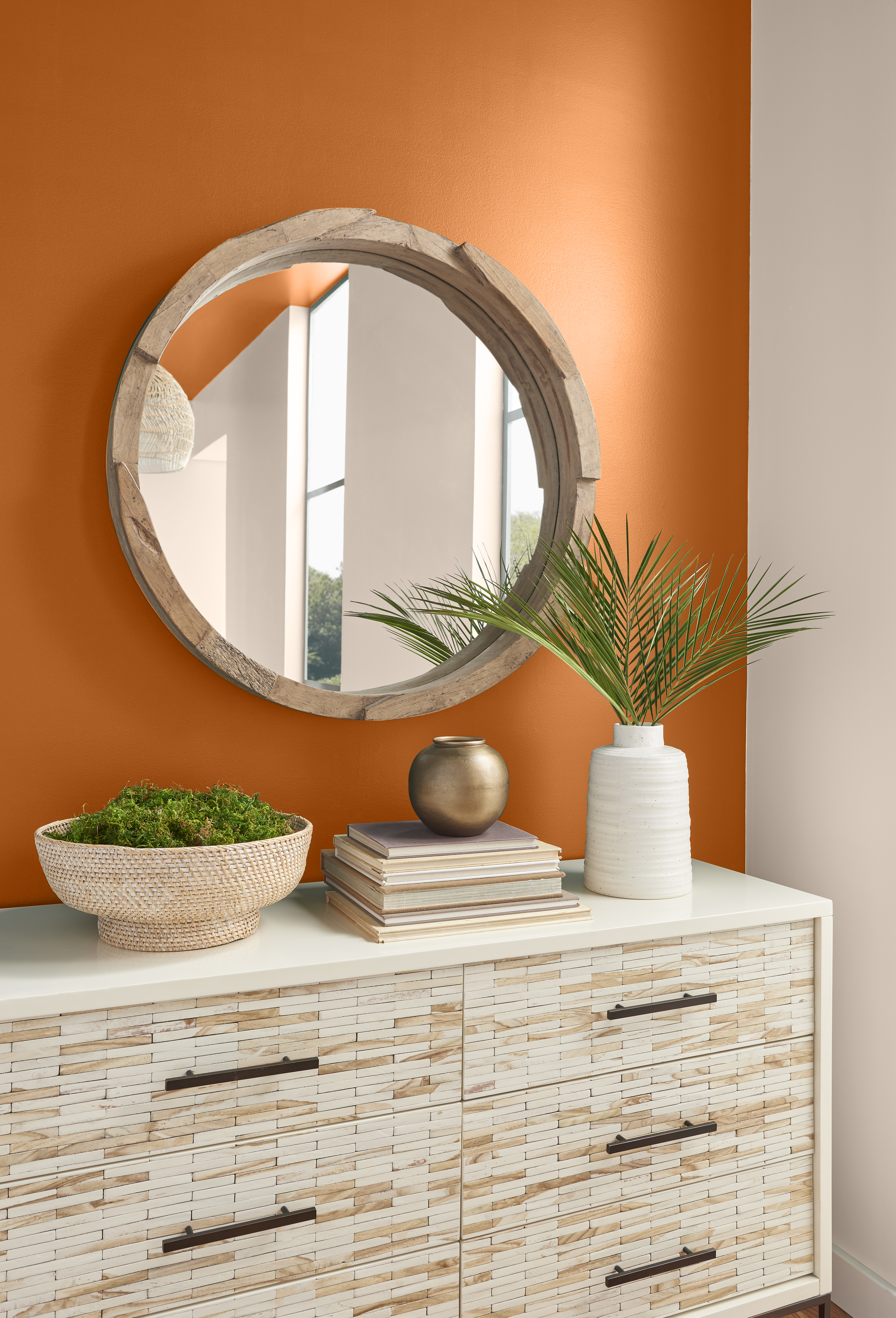 Un décor simple avec le mur peinturé en orange vif.