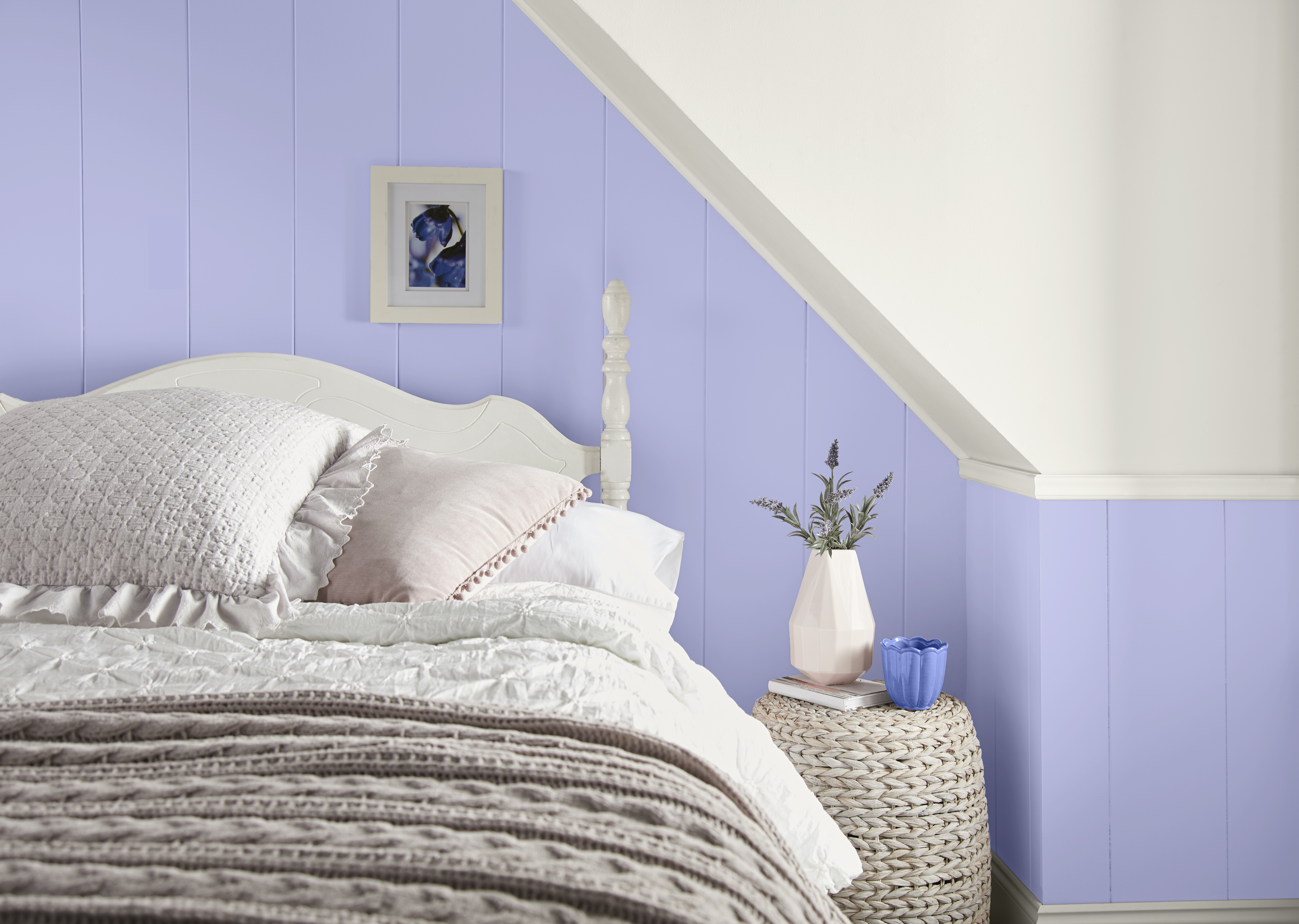 Chambre à coucher avec murs violets